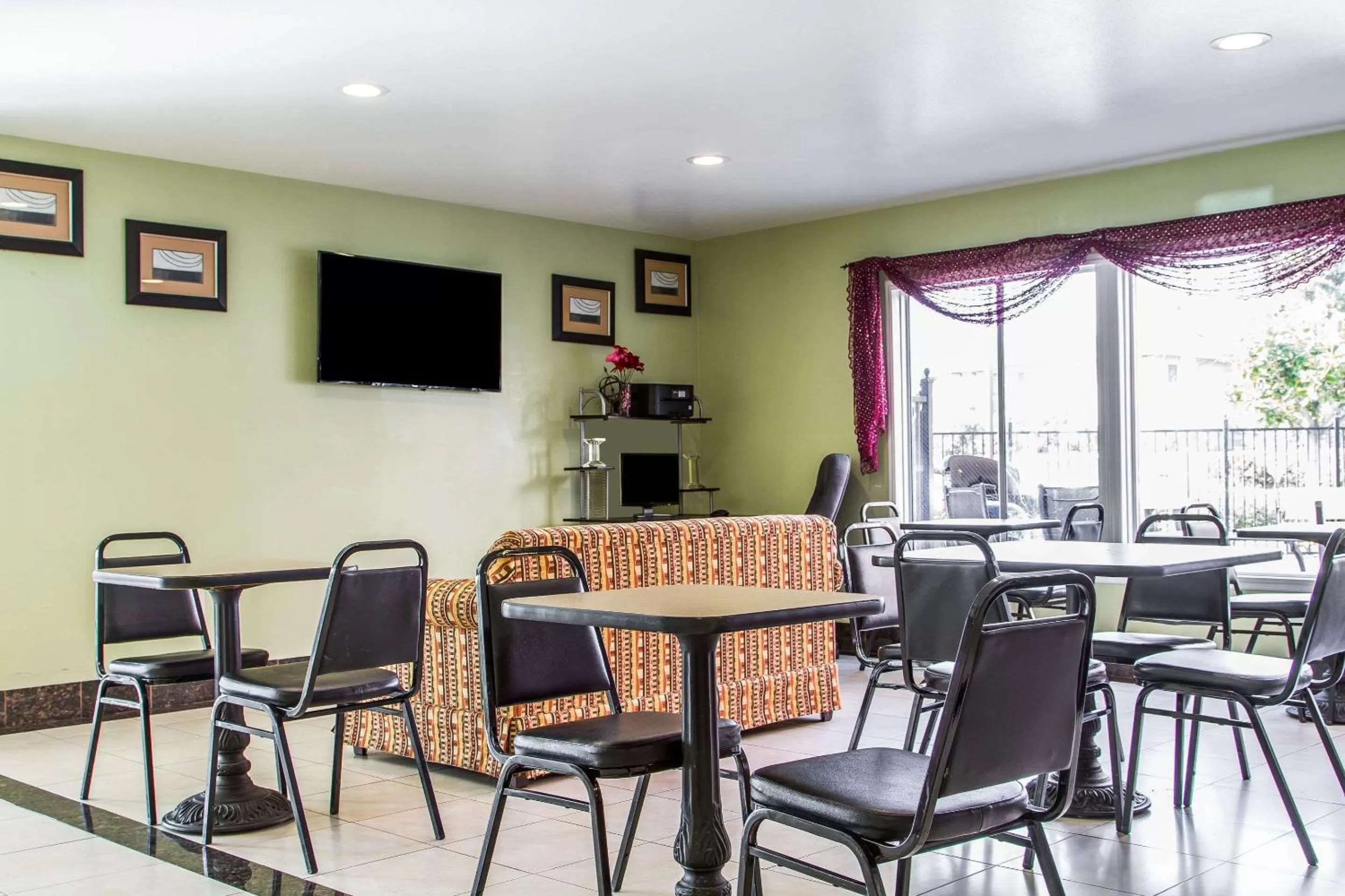 Restaurant/places to eat in Rodeway Inn & Suites Hayward - Oakland South
