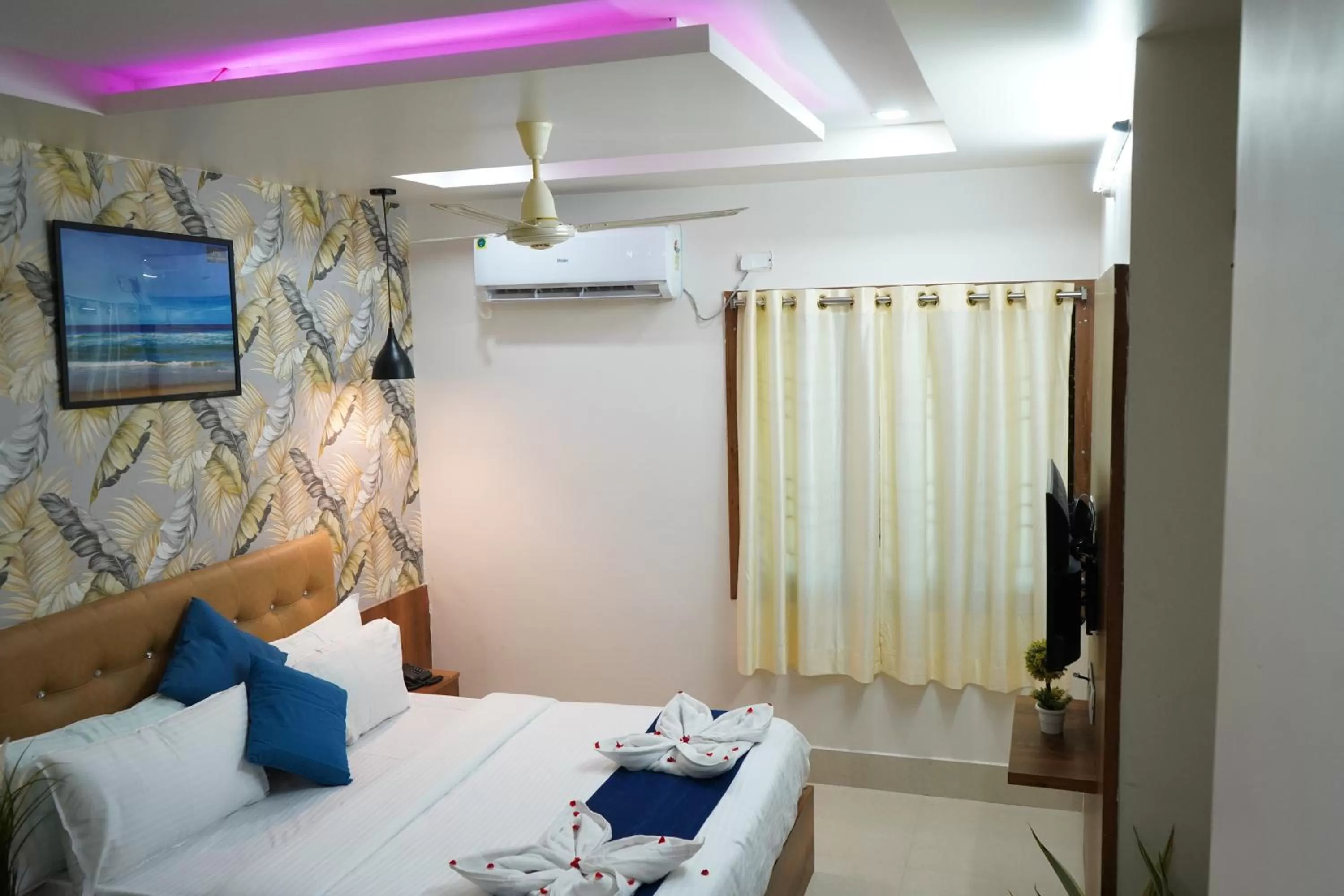 Bed in Homey Meadows - Beach Area