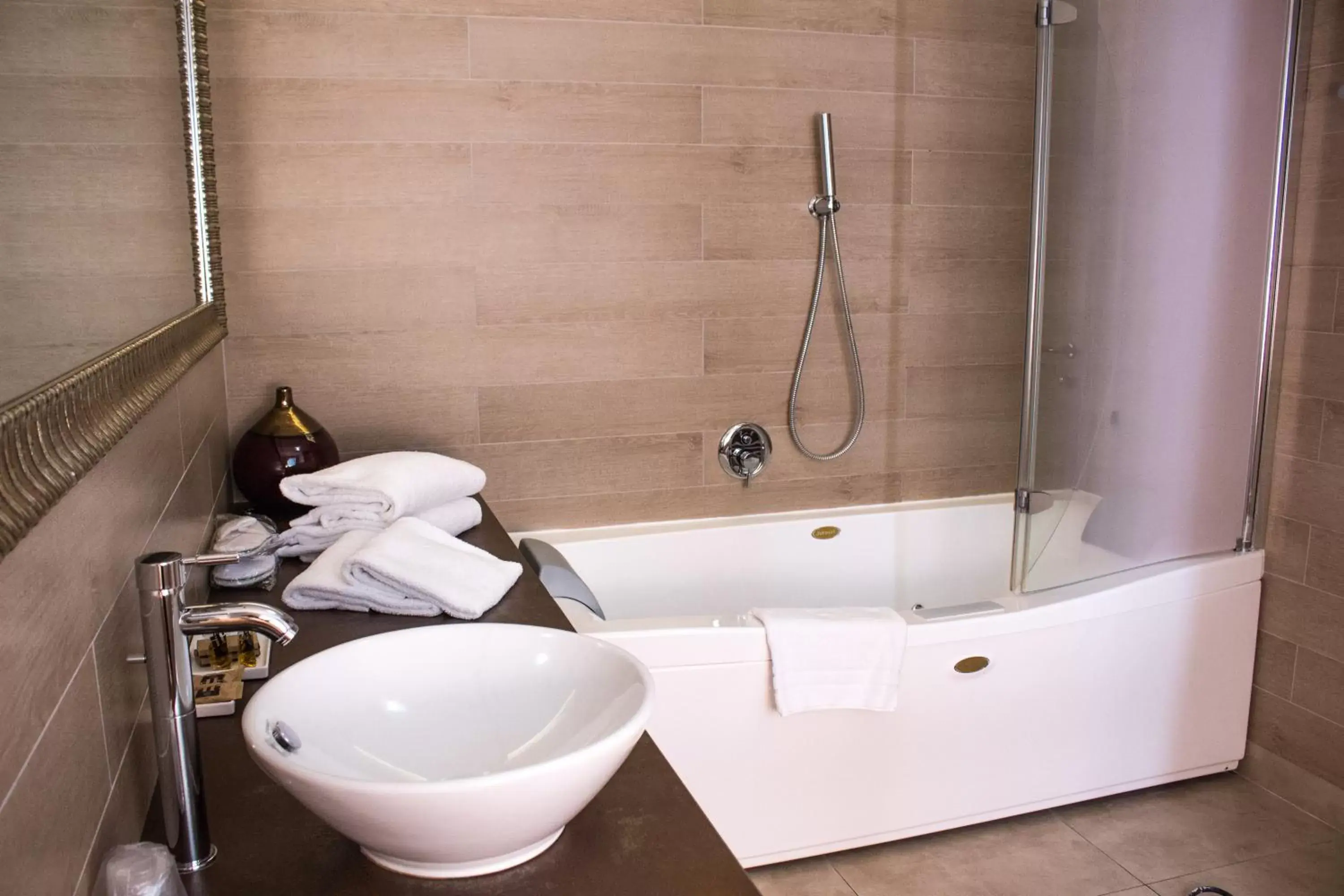 Shower, Bathroom in Hotel Patavium