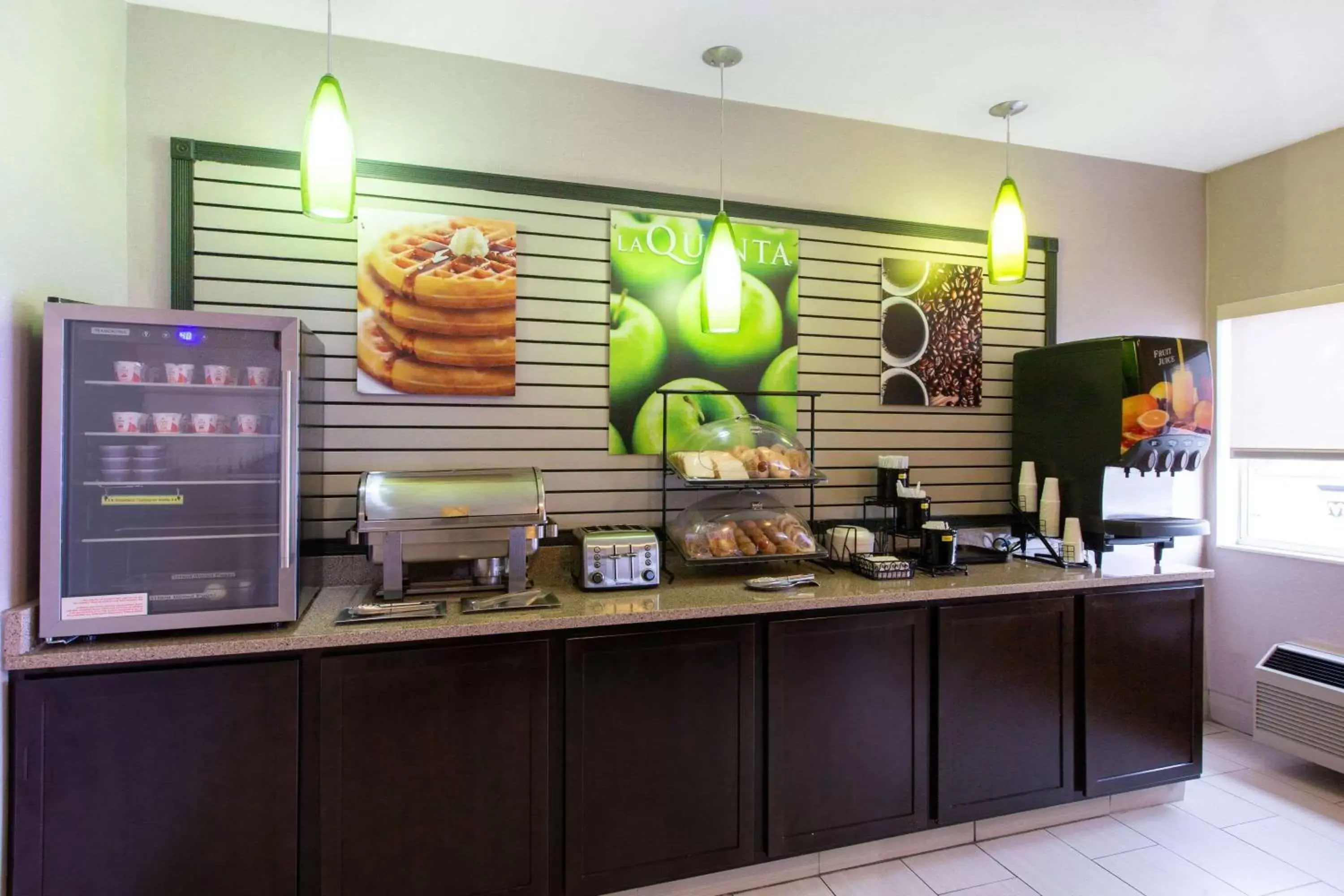 Restaurant/places to eat in La Quinta Inn by Wyndham Lincoln