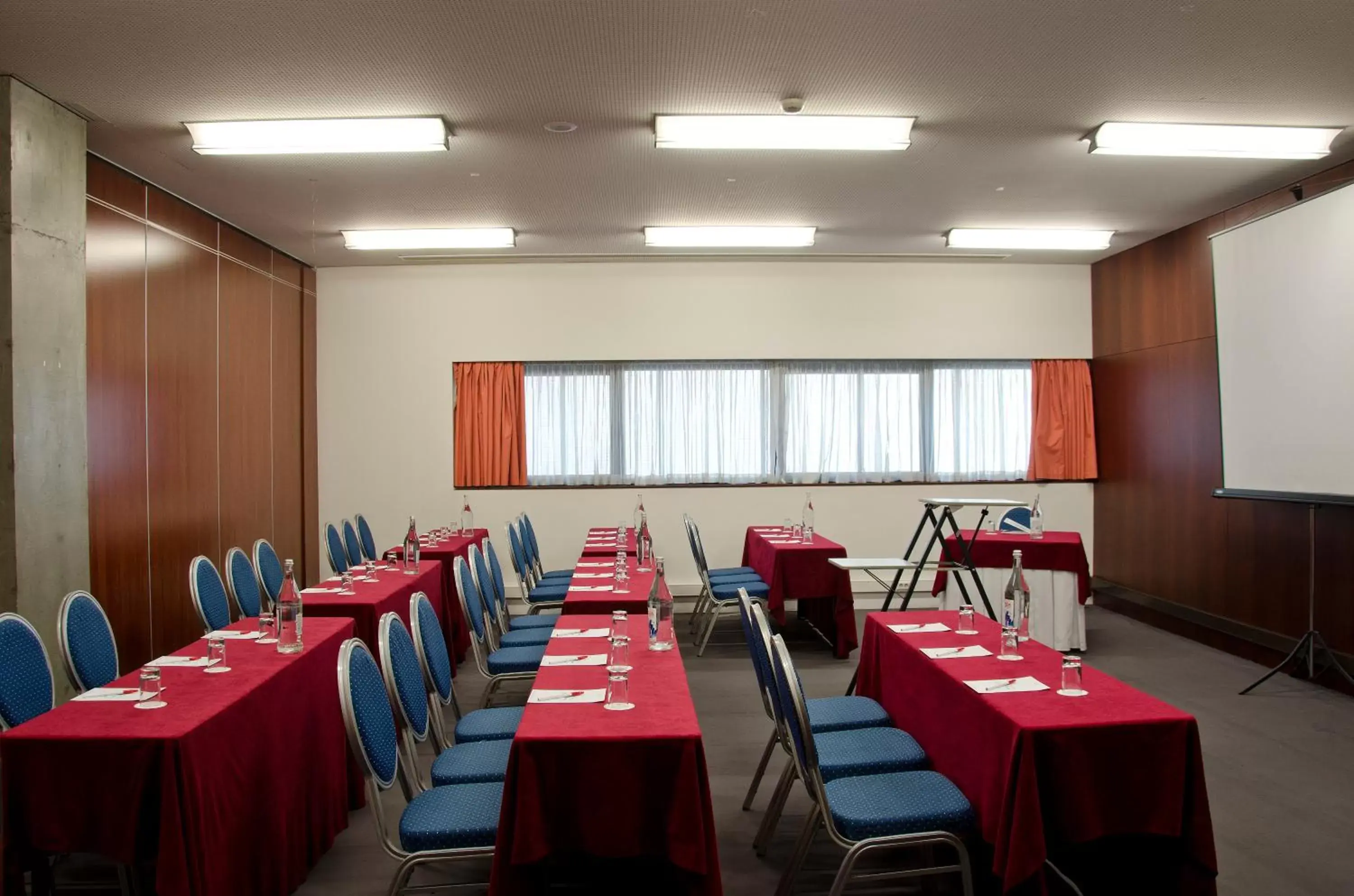 Business facilities, Restaurant/Places to Eat in VIP Executive Arts Hotel