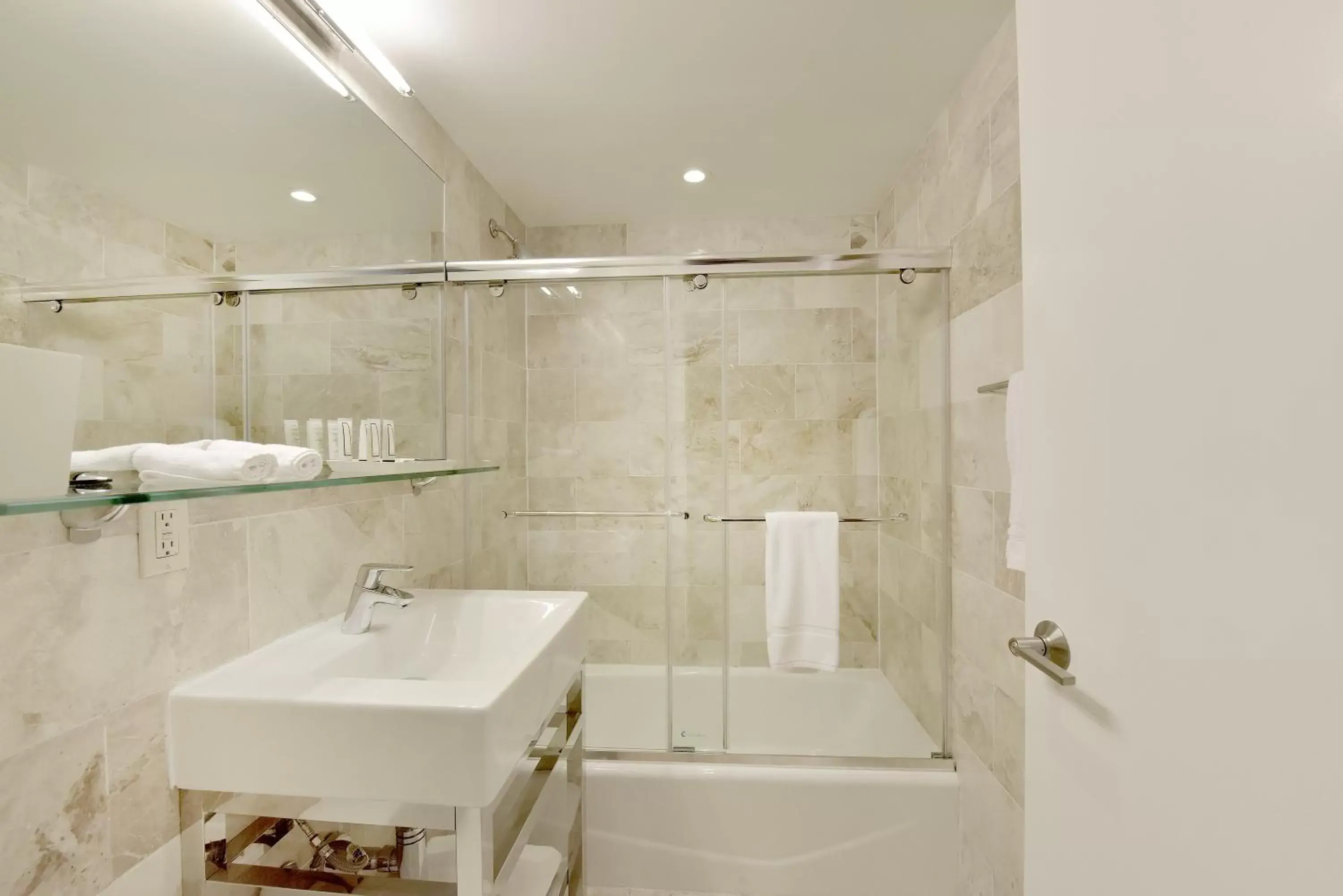 Shower, Bathroom in Hotel 32 32