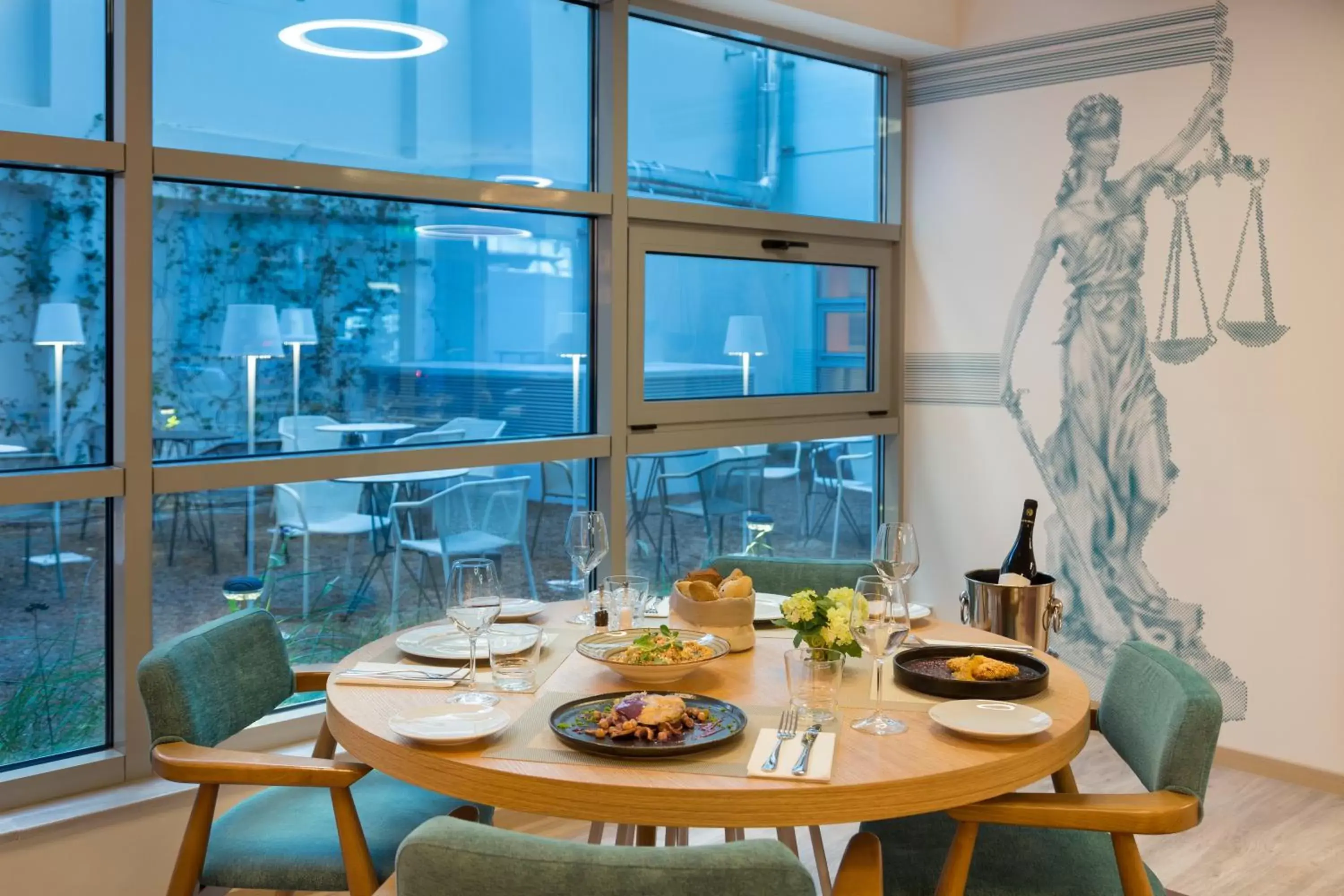 Restaurant/places to eat in ibis Styles Athens Routes