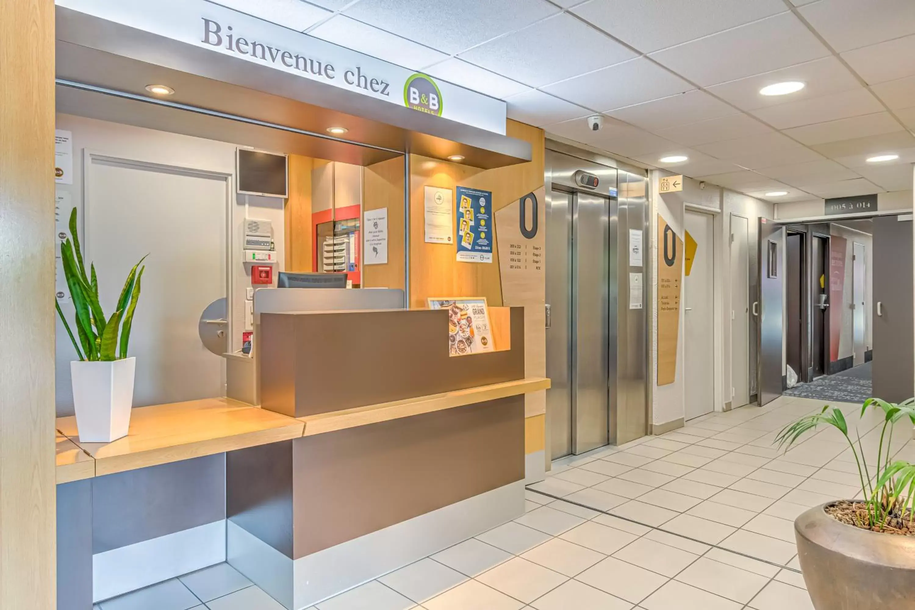 Lobby or reception in B&B HOTEL Salon de Provence Lobby or reception in B&B HOTEL Salon de Provence