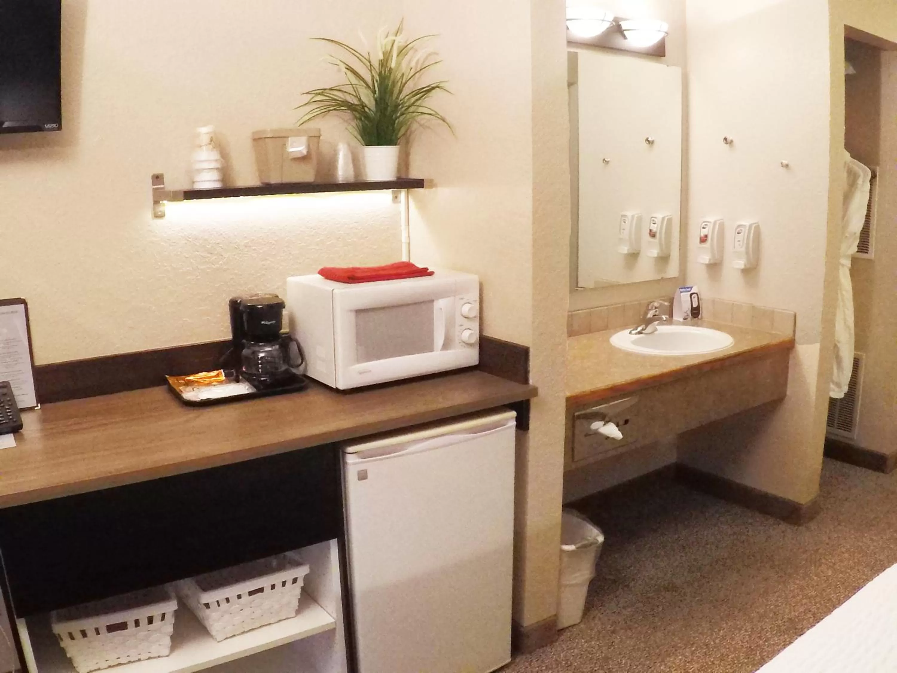 Dining area, Bathroom in Mountain View Lodge