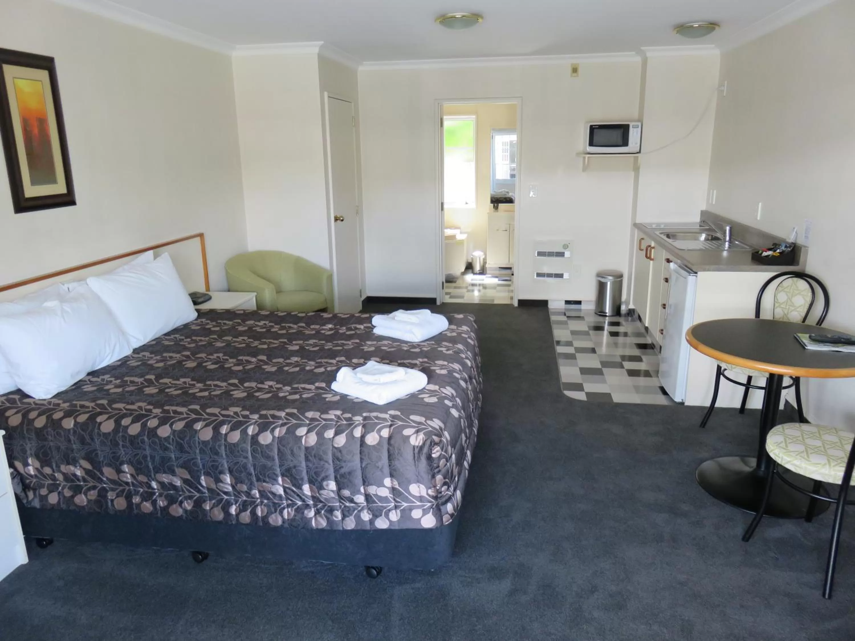 Coffee/tea facilities, Bed in Admirals Motor Lodge