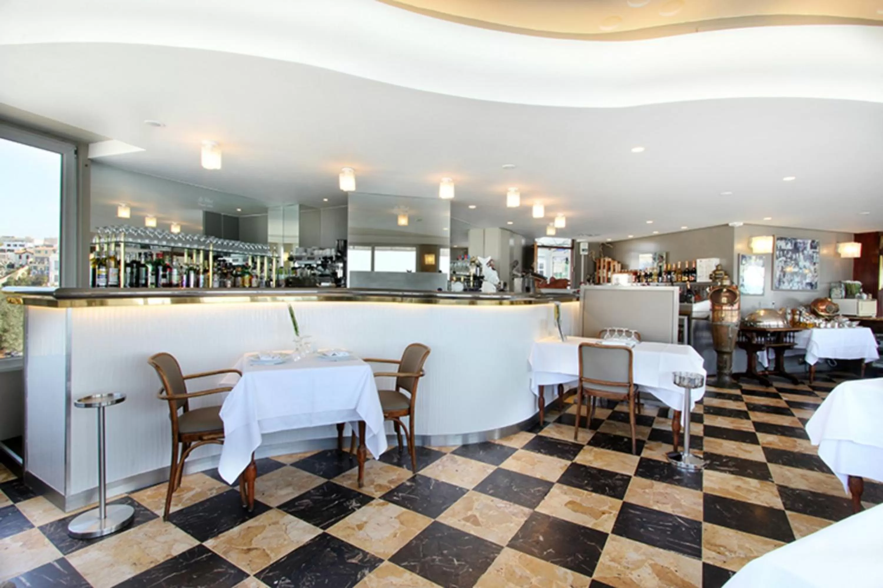 Restaurant/places to eat in Le Rhul