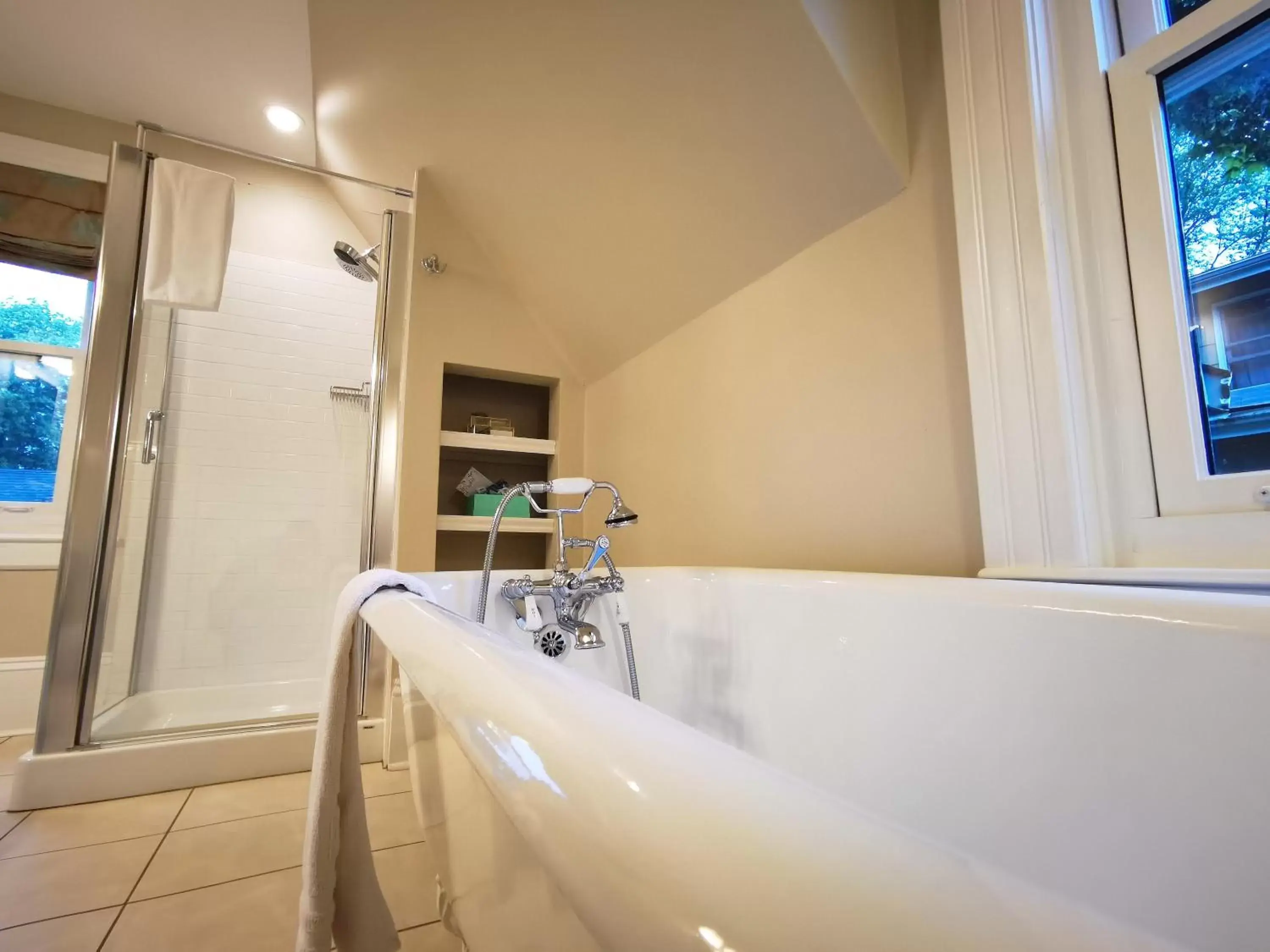 Shower, Bathroom in No 1 Grafton Inn