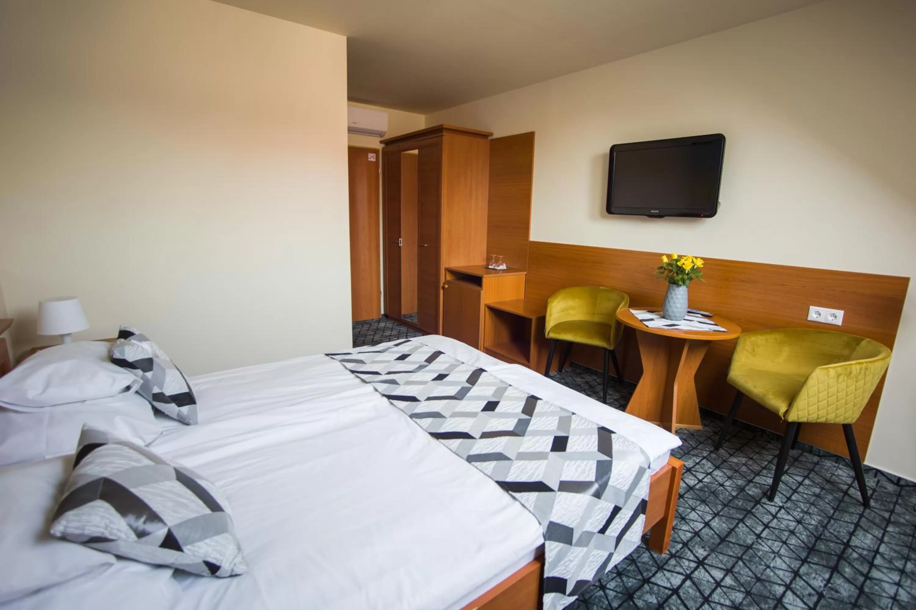 TV and multimedia, Bed in Hotel Viktória