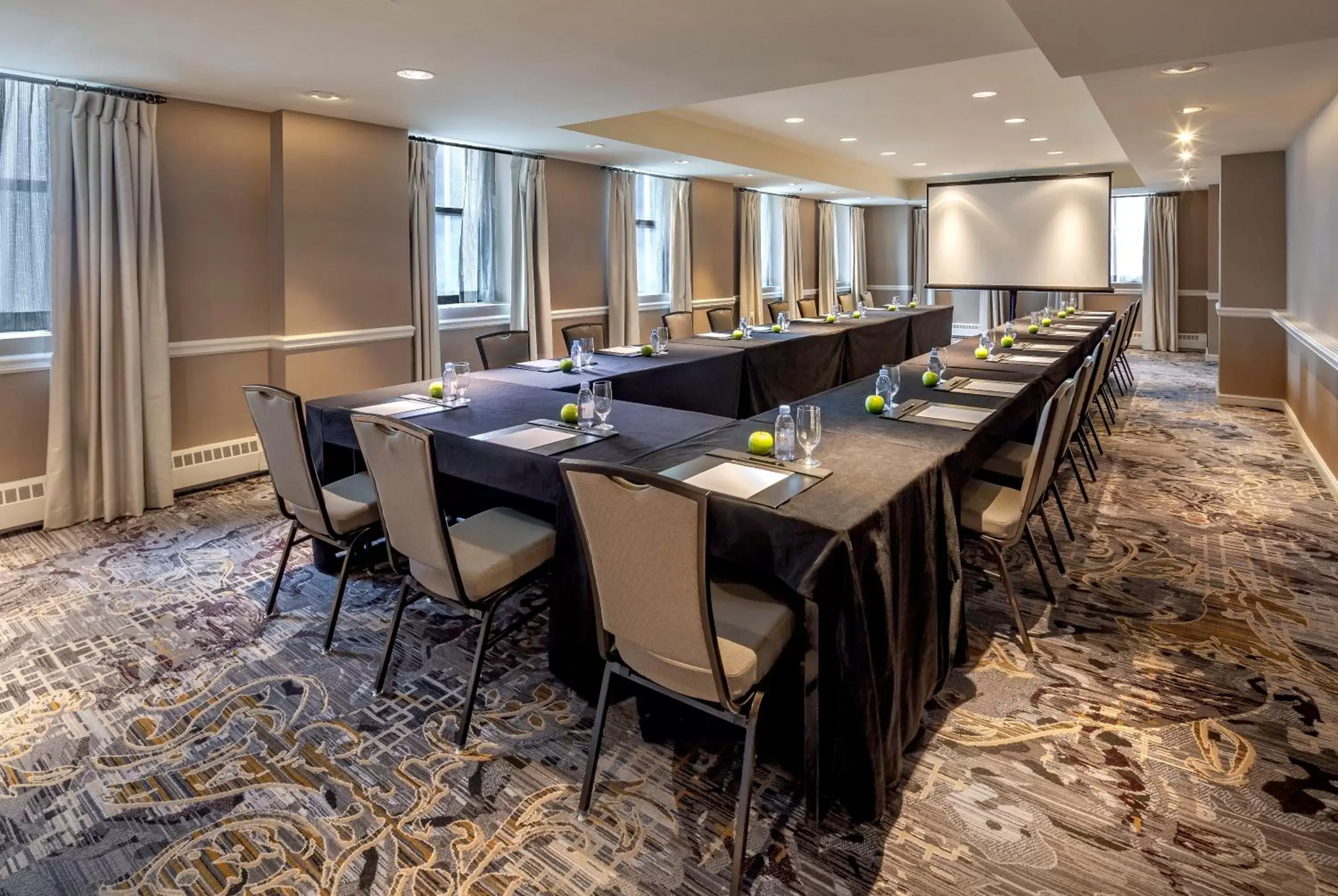 Meeting/conference room in InterContinental Chicago Magnificent Mile, an IHG Hotel