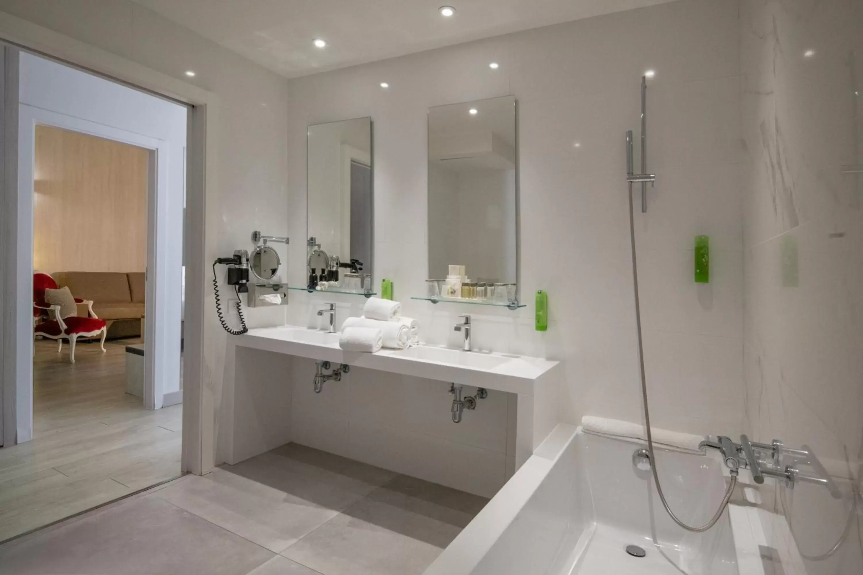 Bathroom in GOLDEN TULIP CANNES HOTEL de PARIS