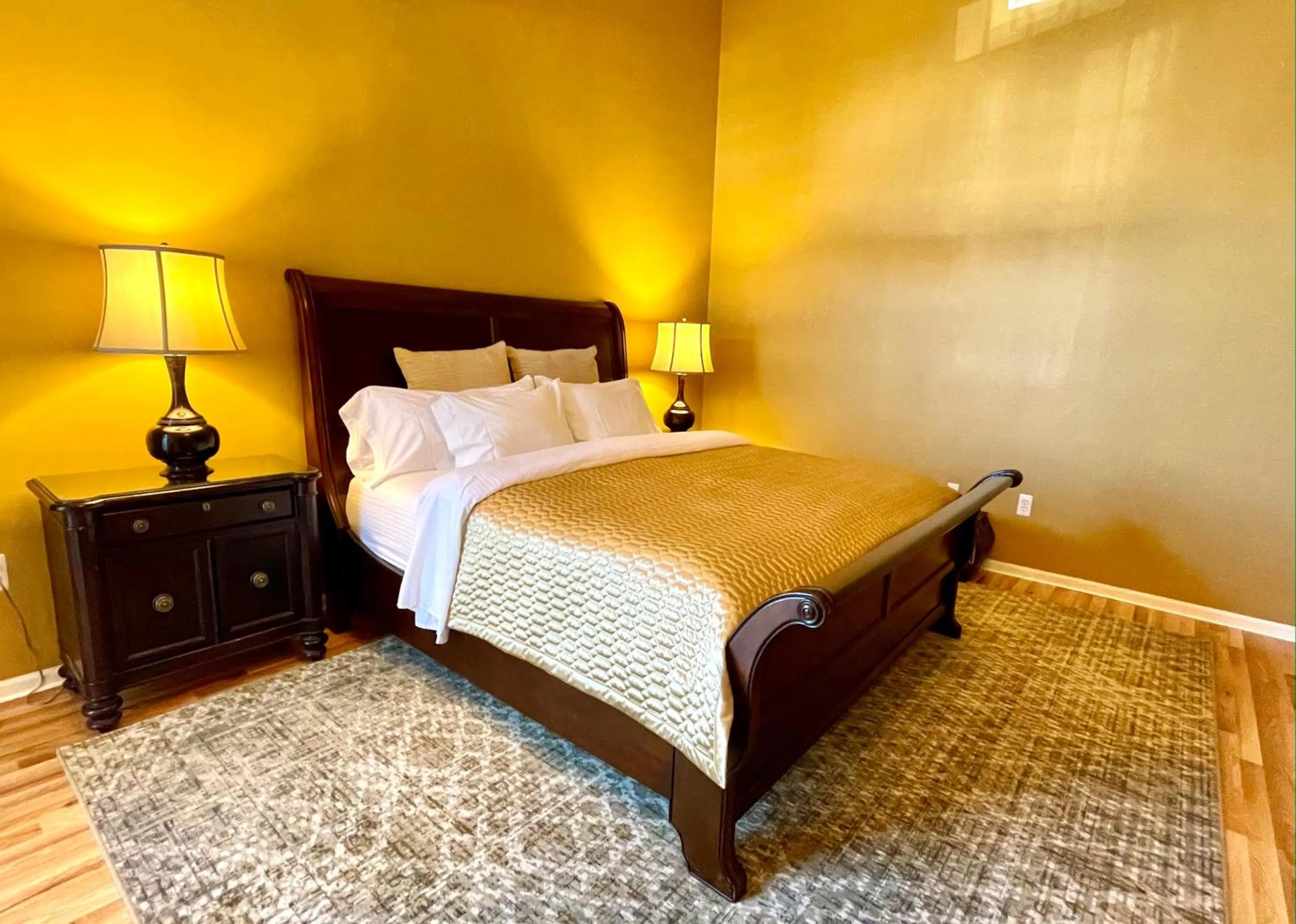 Bed in Inn on Main Hotel