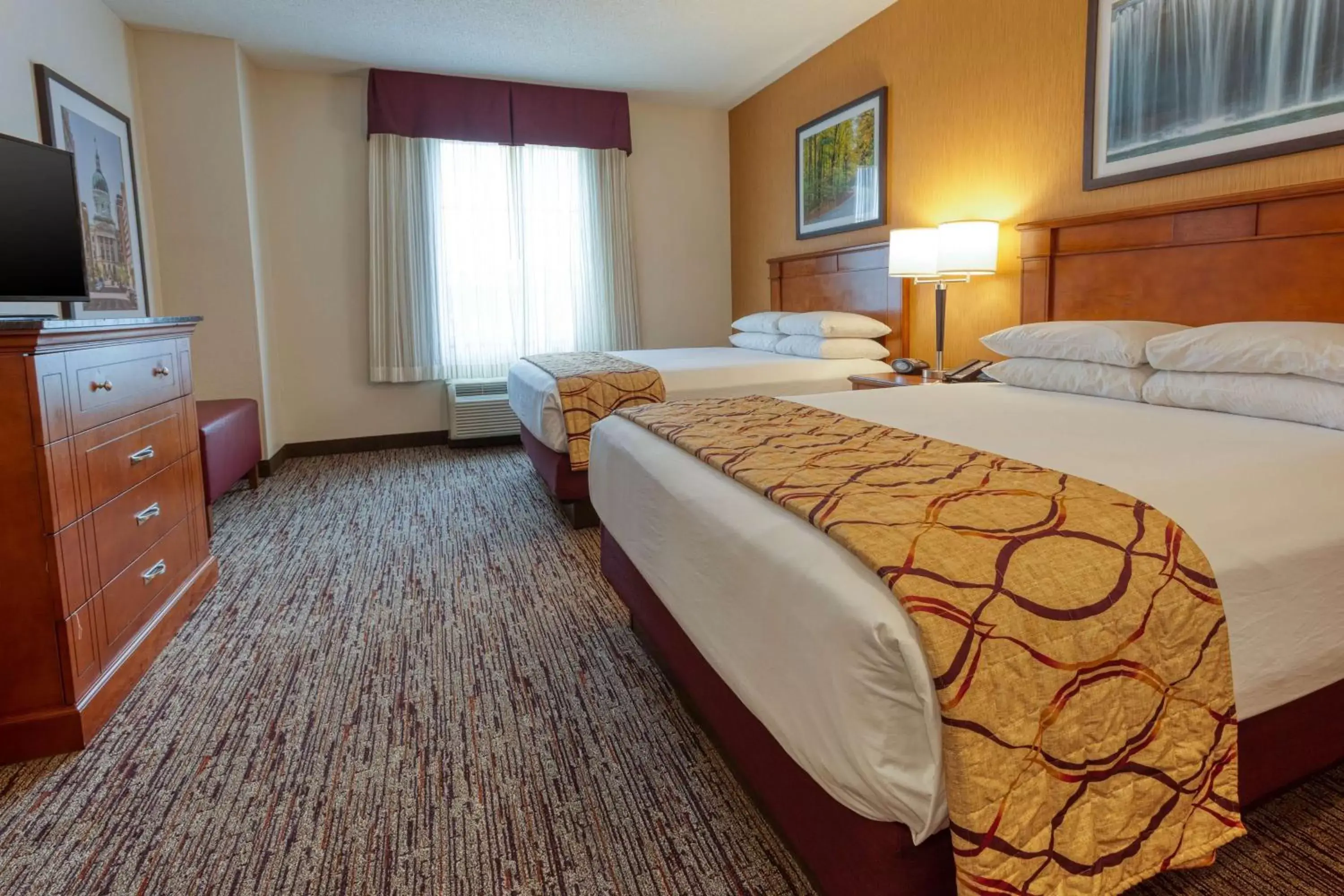 Photo of the whole room, Bed in Drury Inn & Suites Indianapolis Northeast