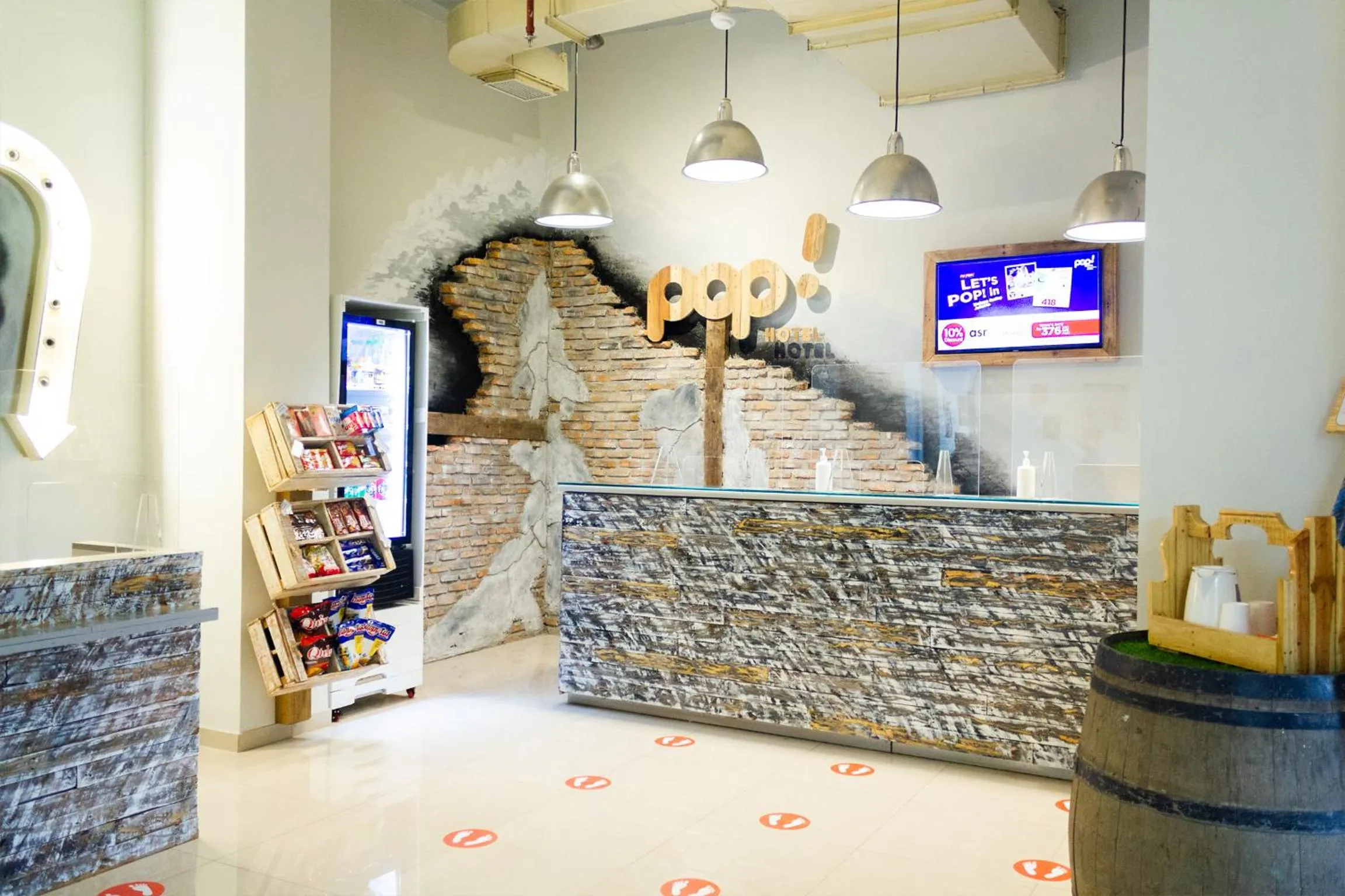 Lobby or reception in POP! Hotel Kelapa Gading