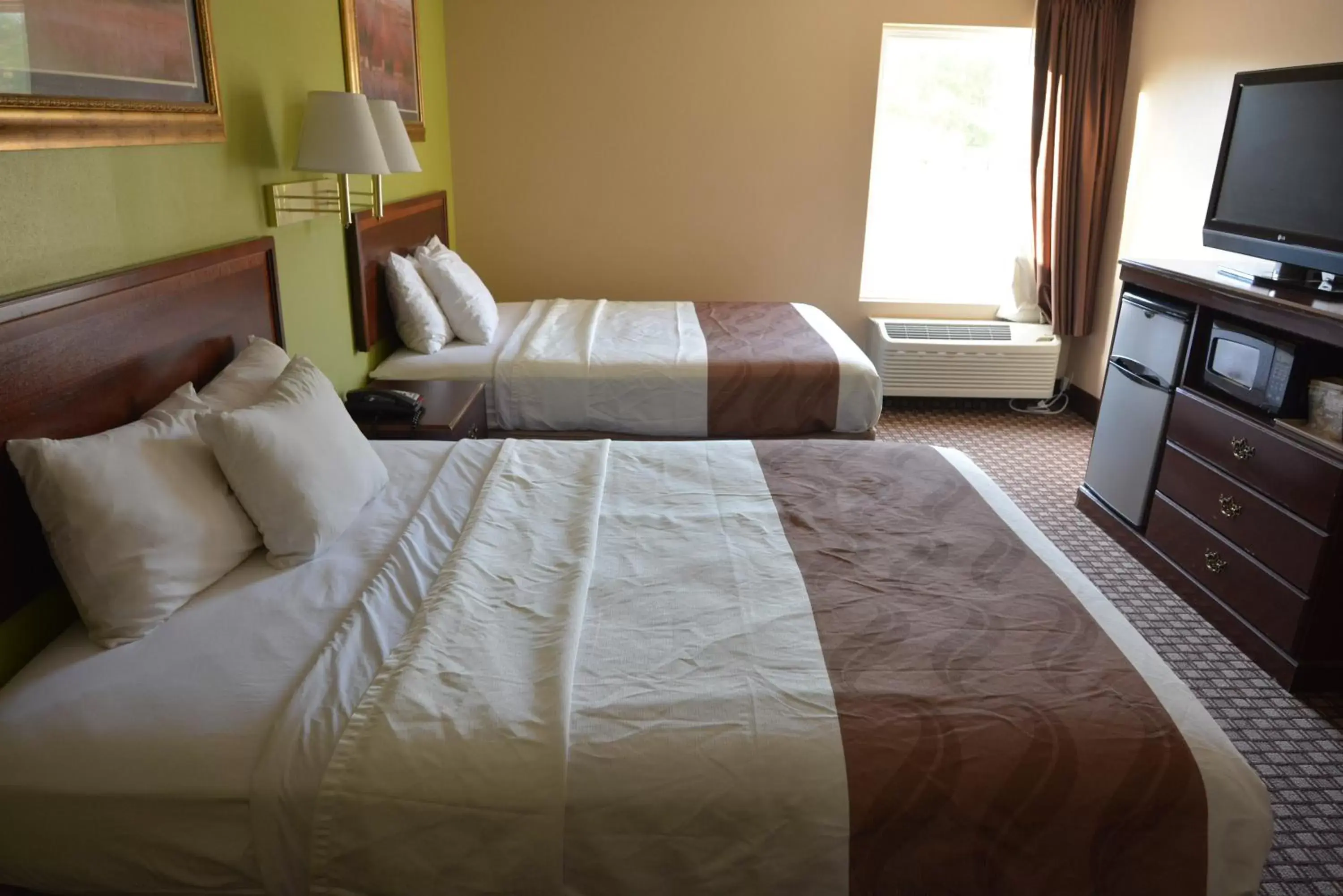 Bed in Jameson Inn and Suites Hazelhurst