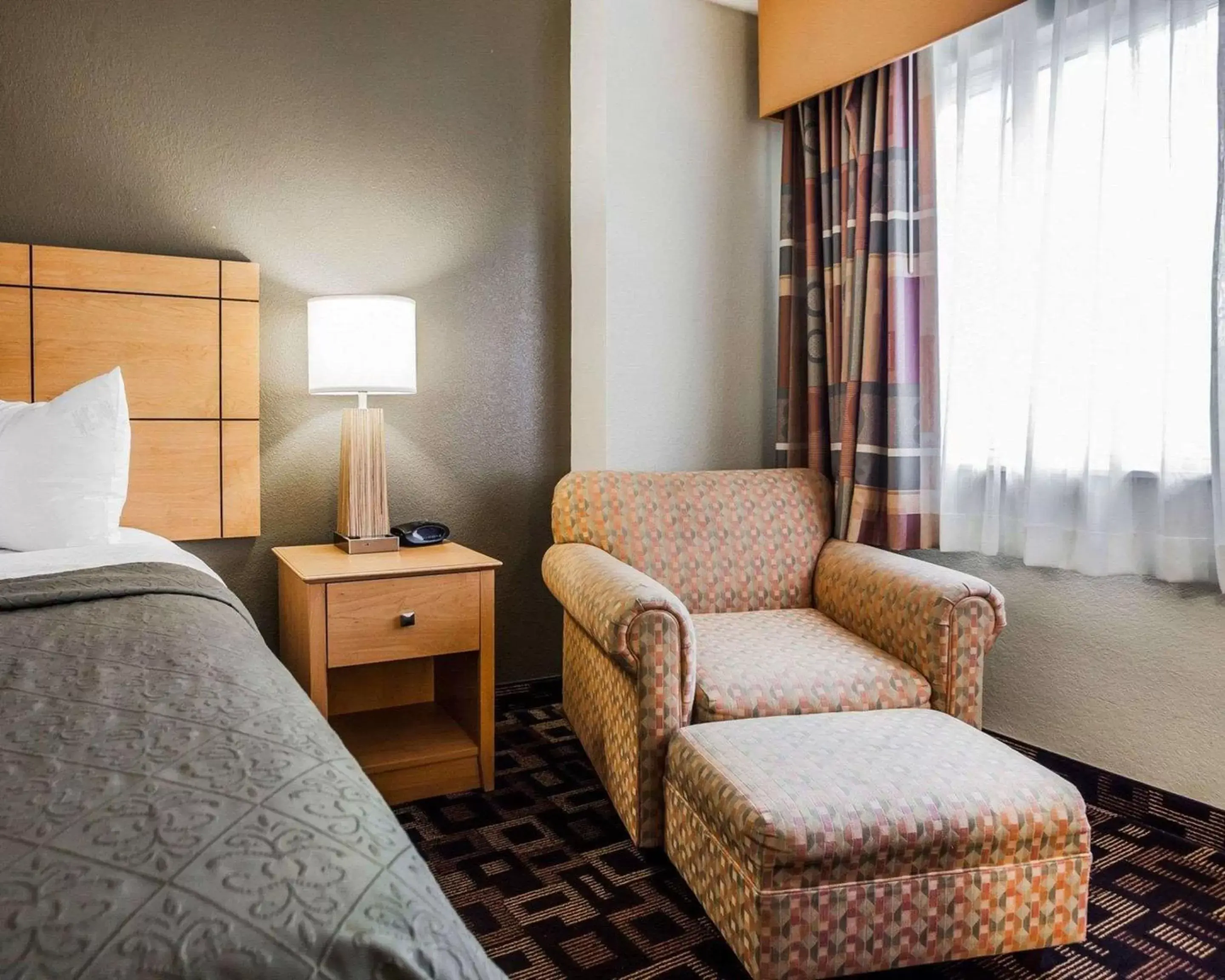 Photo of the whole room, Bed in Quality Inn & Suites Des Moines Airport