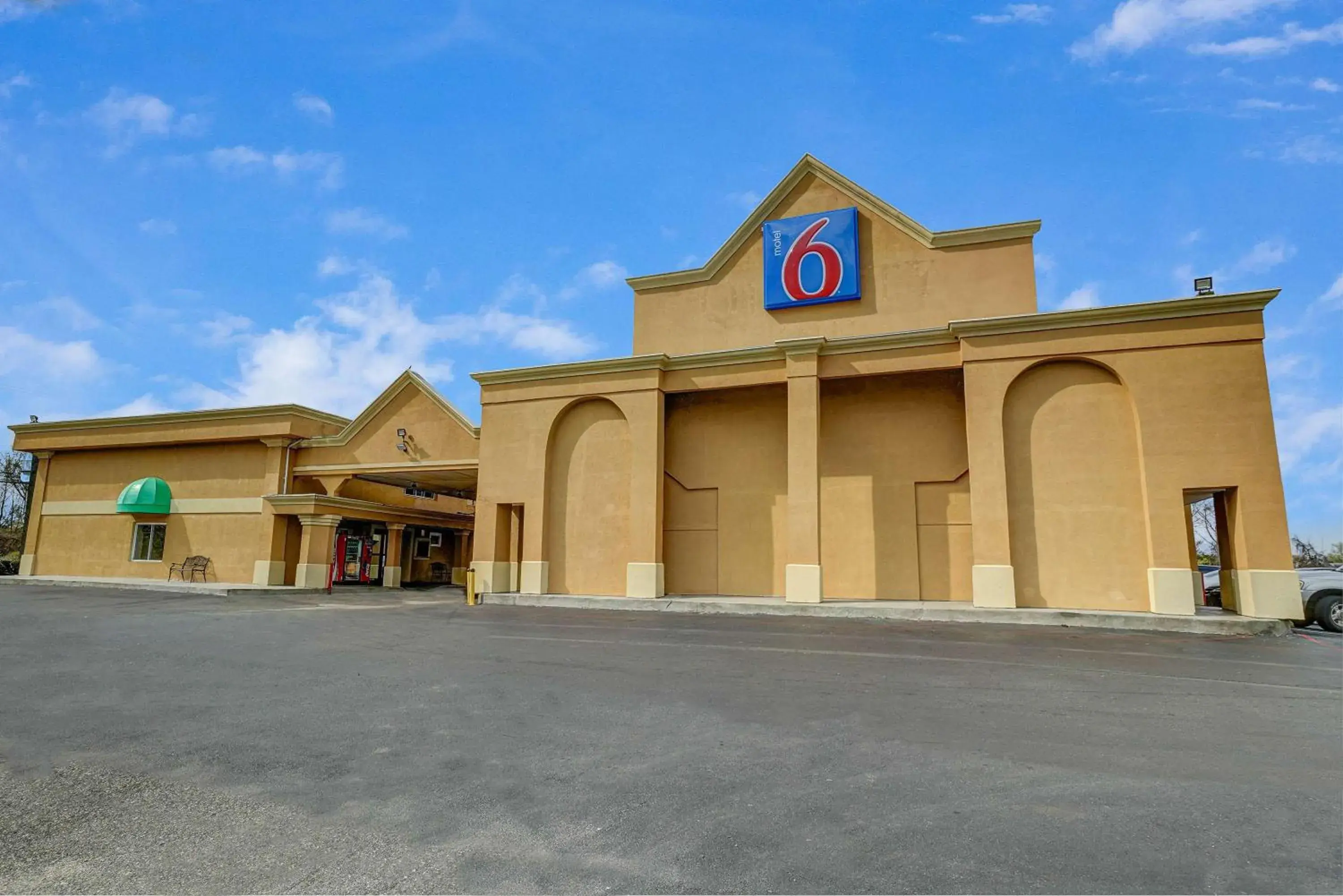 Property Building in Motel 6 Lester - Philadelphia Airport