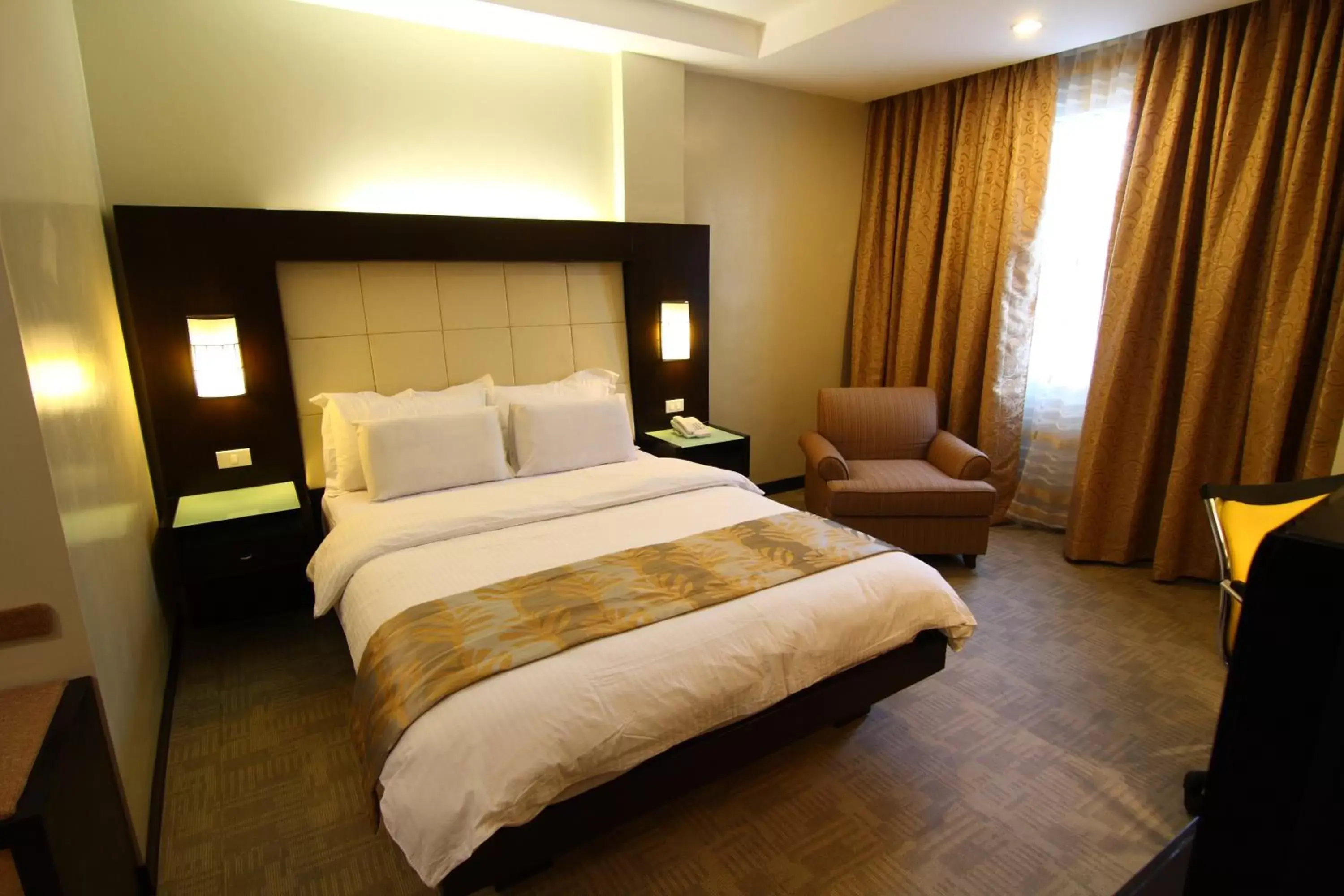 Bed in Circle Inn Hotel and Suites Bacolod