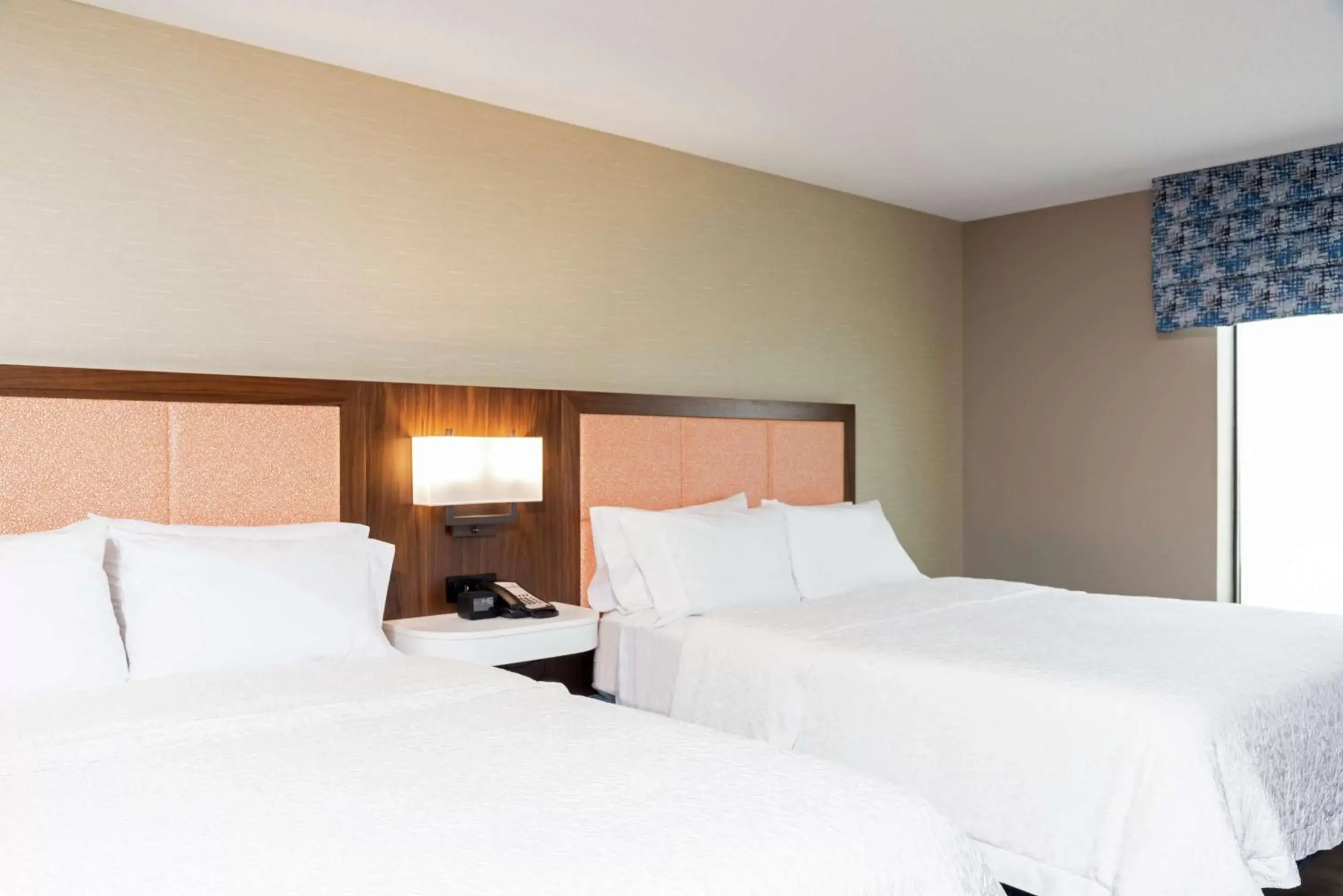 Bed in Hampton Inn & Suites Marshalltown Bed in Hampton Inn & Suites Marshalltown