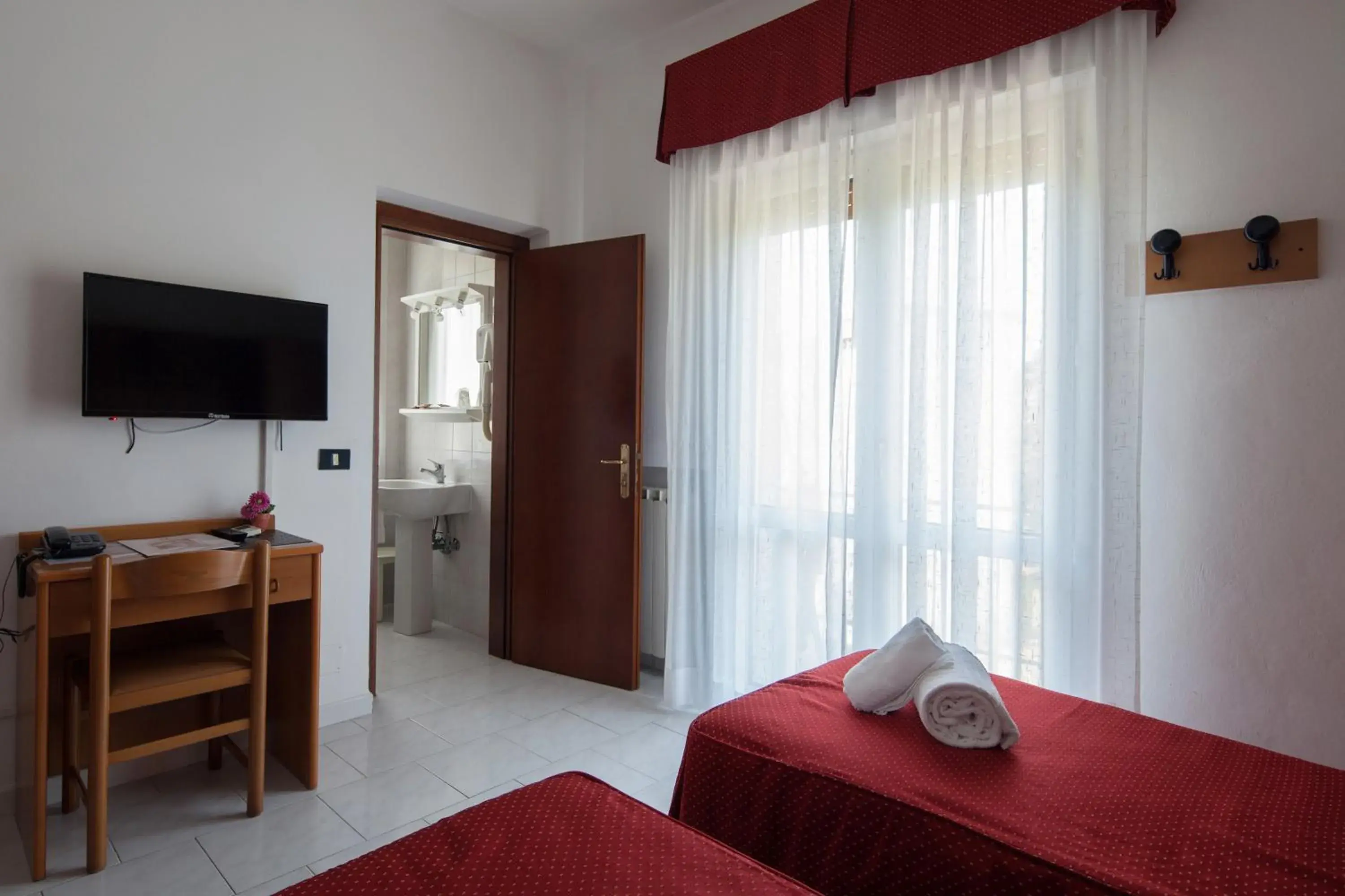 Bedroom, TV/Entertainment Center in Hotel Nella