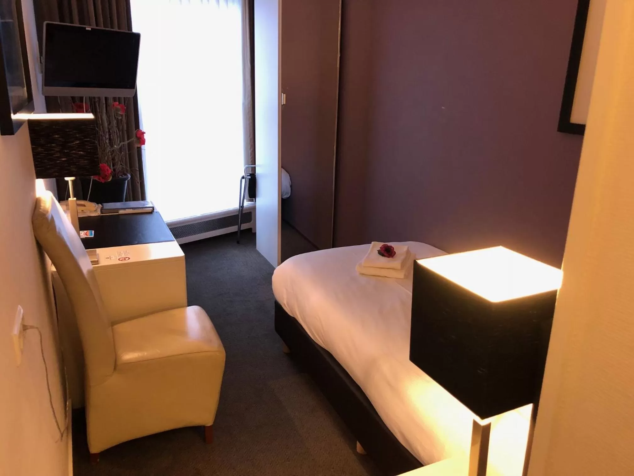 Photo of the whole room, Bed in Hotel de Keizerskroon Hoorn