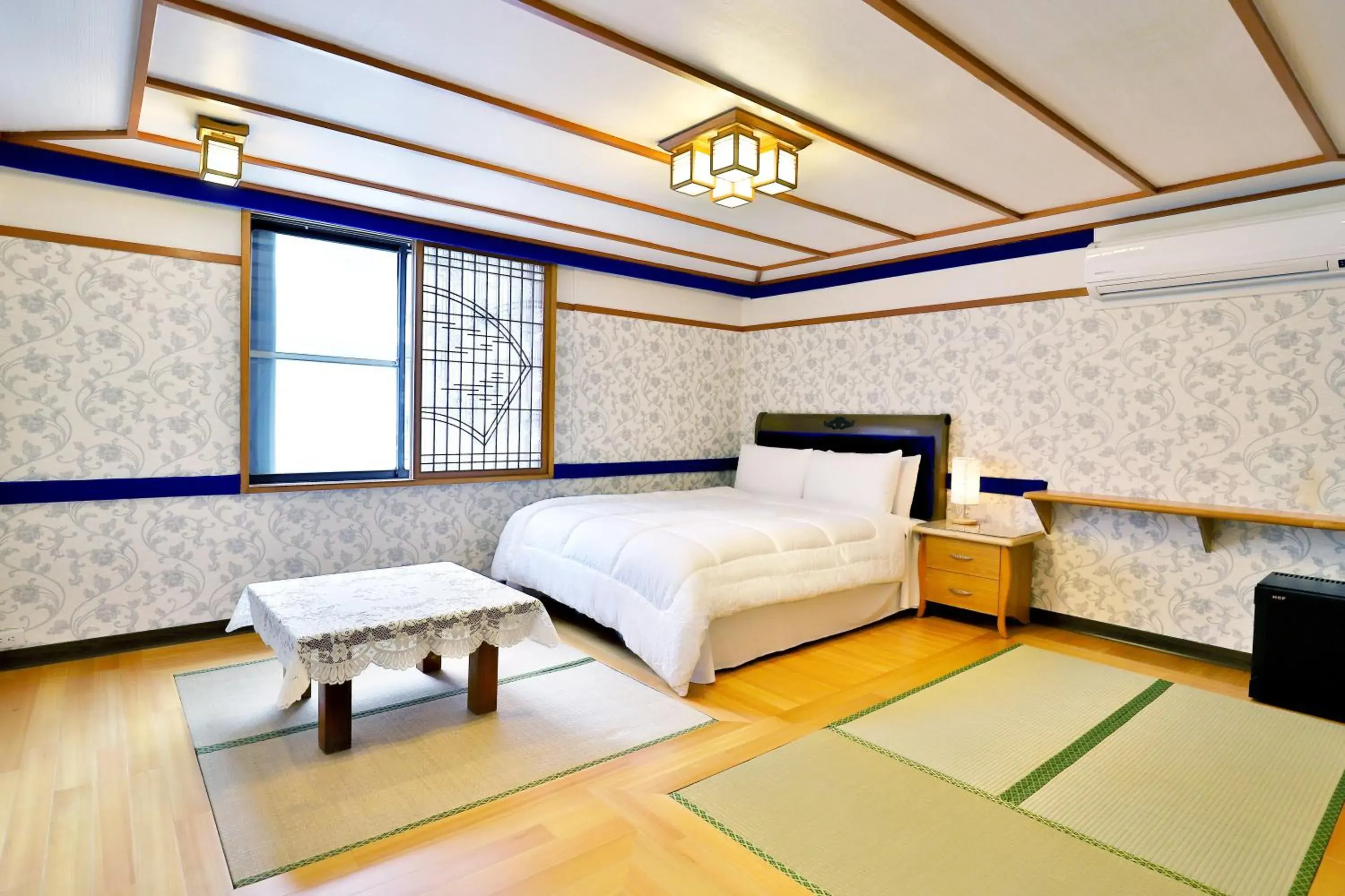 Photo of the whole room, Bed in Phoenix Pavilion Hot Spring Hotel