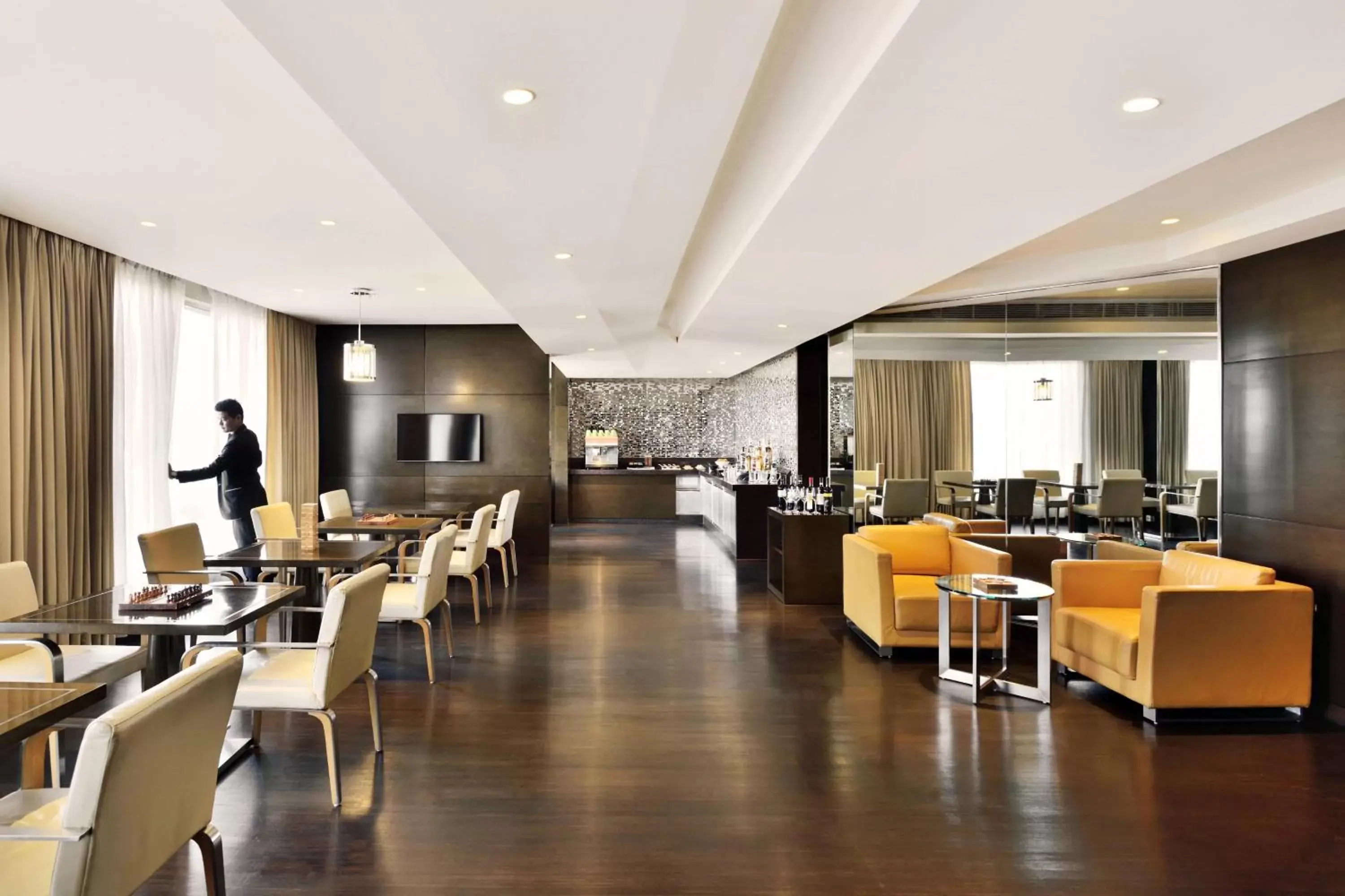 Lounge or bar, Restaurant/Places to Eat in Courtyard by Marriott Pune Hinjewadi