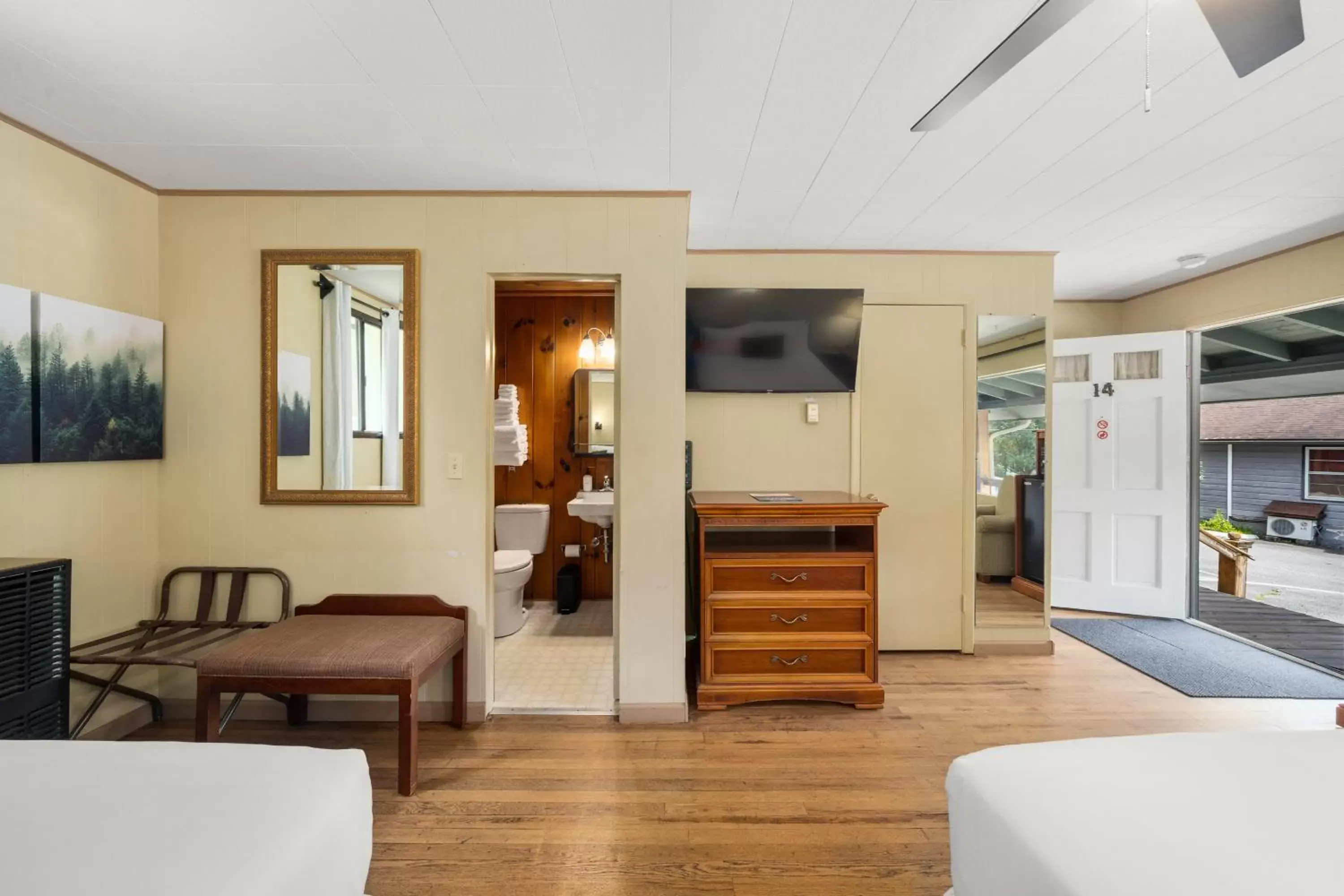 TV and multimedia, Seating Area in CedarWood Inn