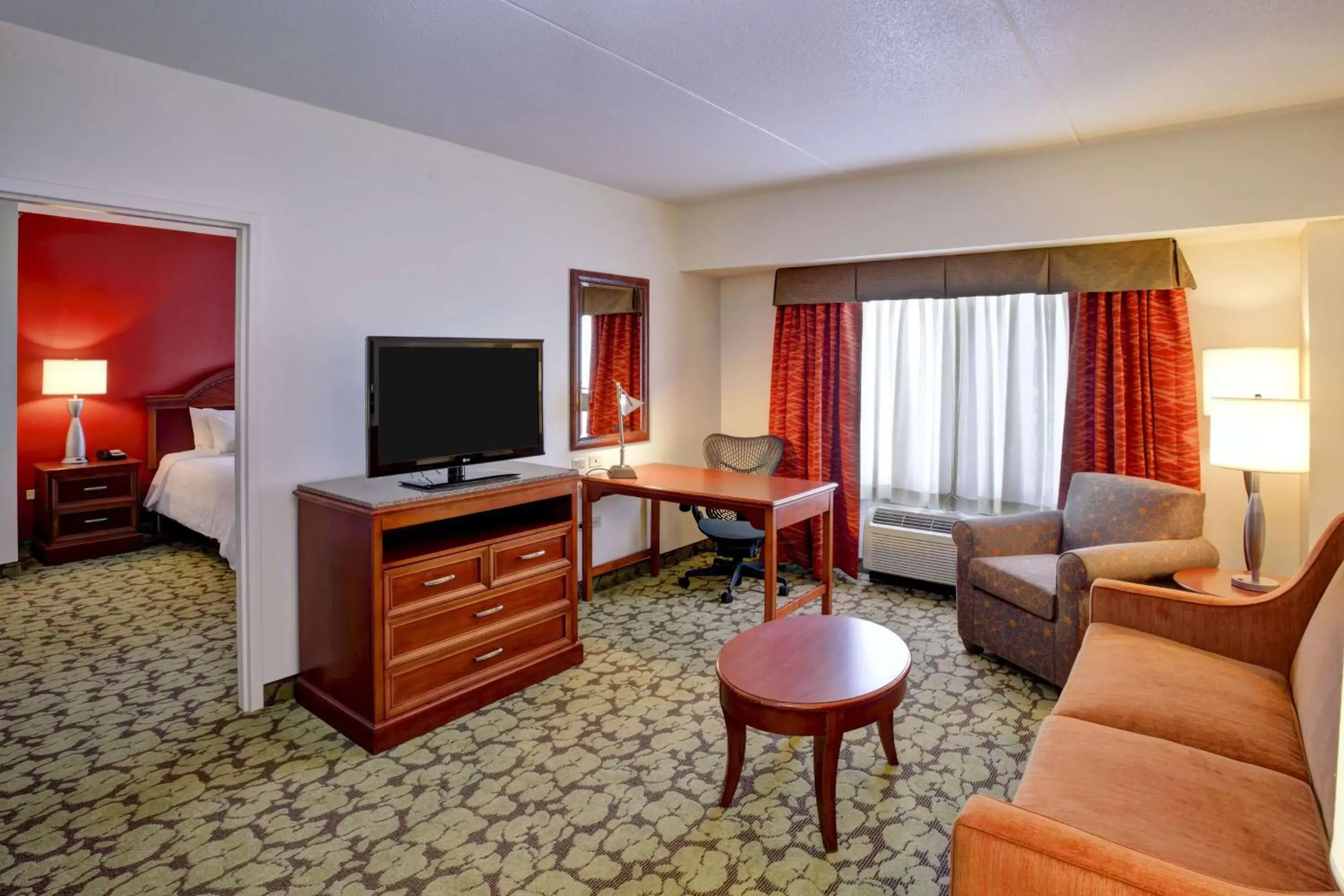 Bedroom, Seating Area in Hilton Garden Inn Chicago/Midway Airport