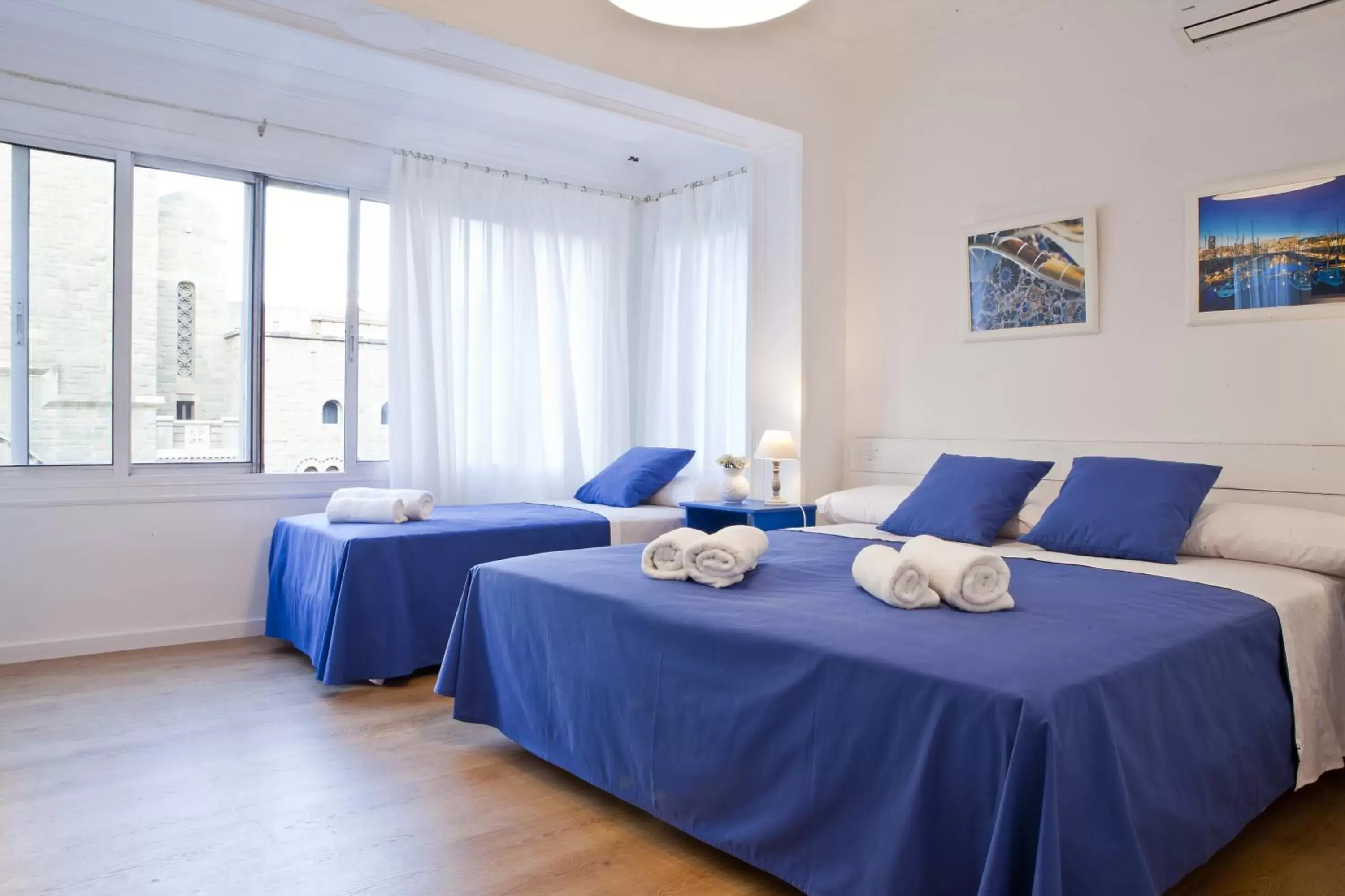 Triple Room with Shared Bathroom in Blue Barcelona