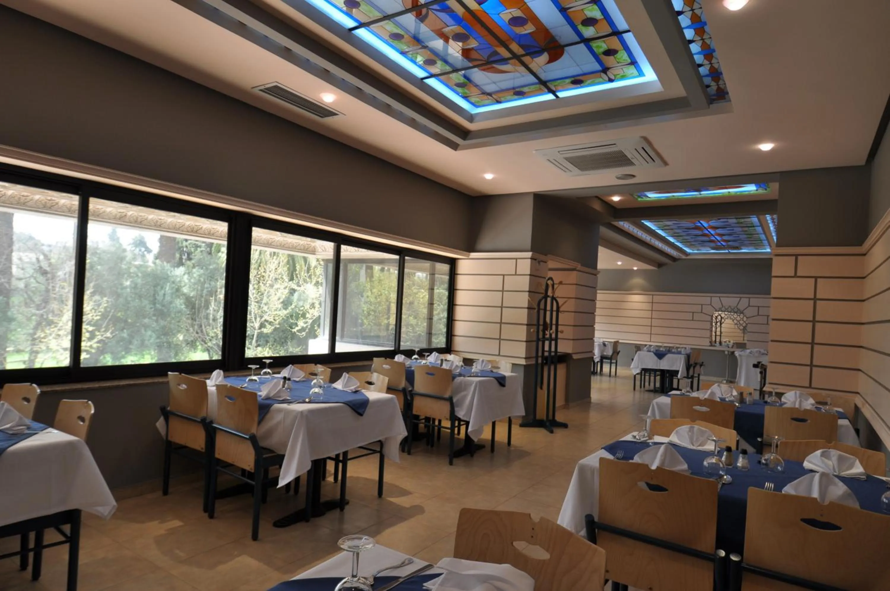 Restaurant/places to eat in Hôtel Wassim
