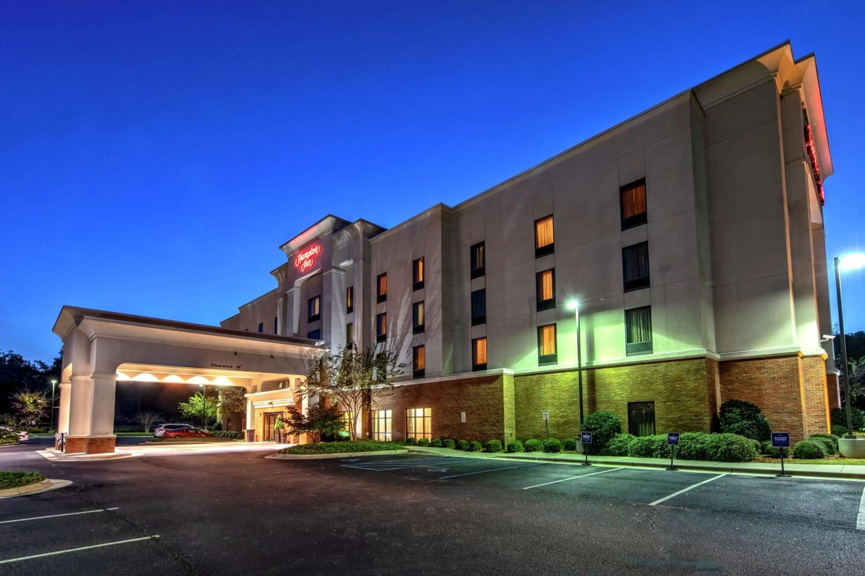 Property building in Hampton Inn Jacksonville