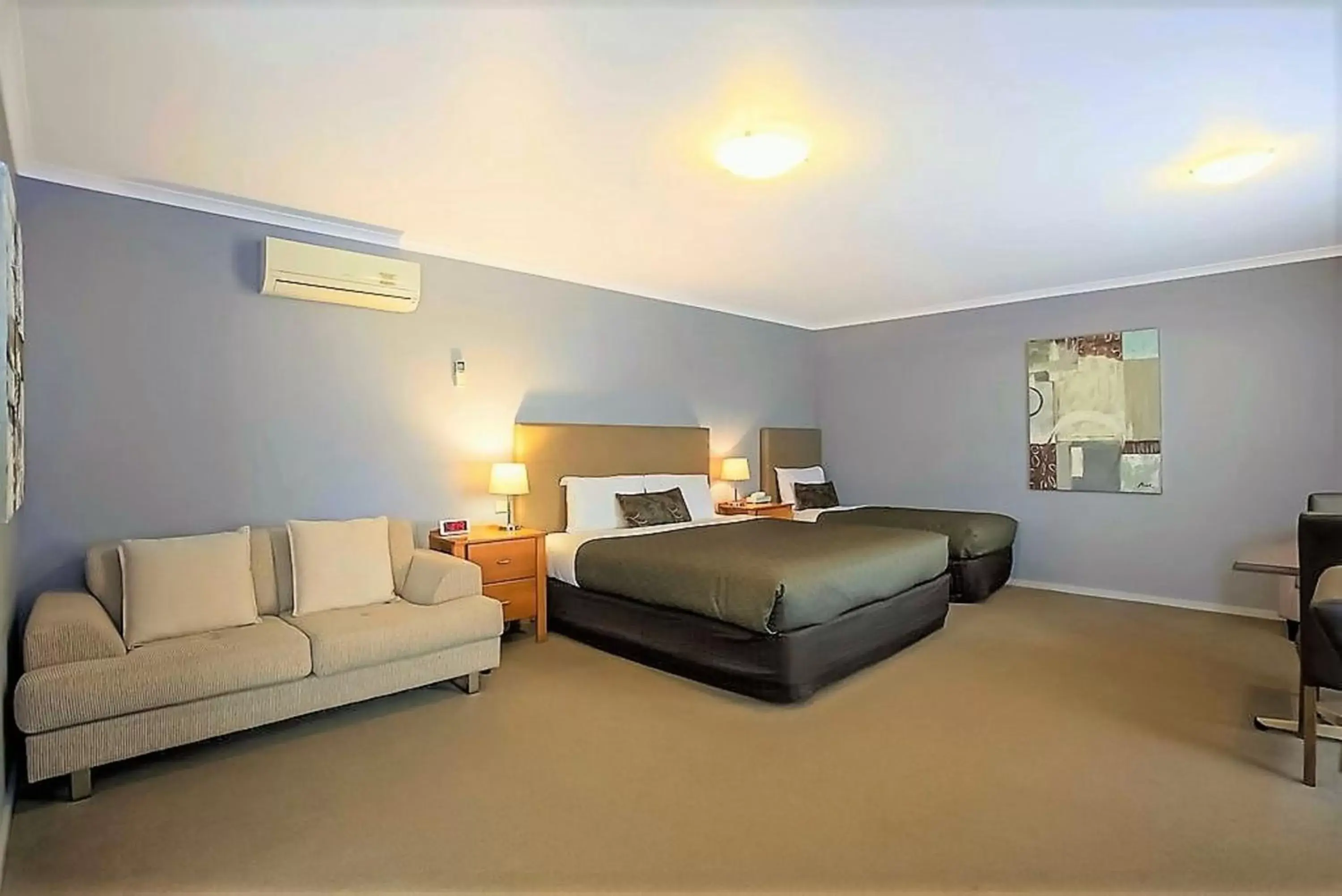 Living room, Bed in Comfort Inn Warrnambool International