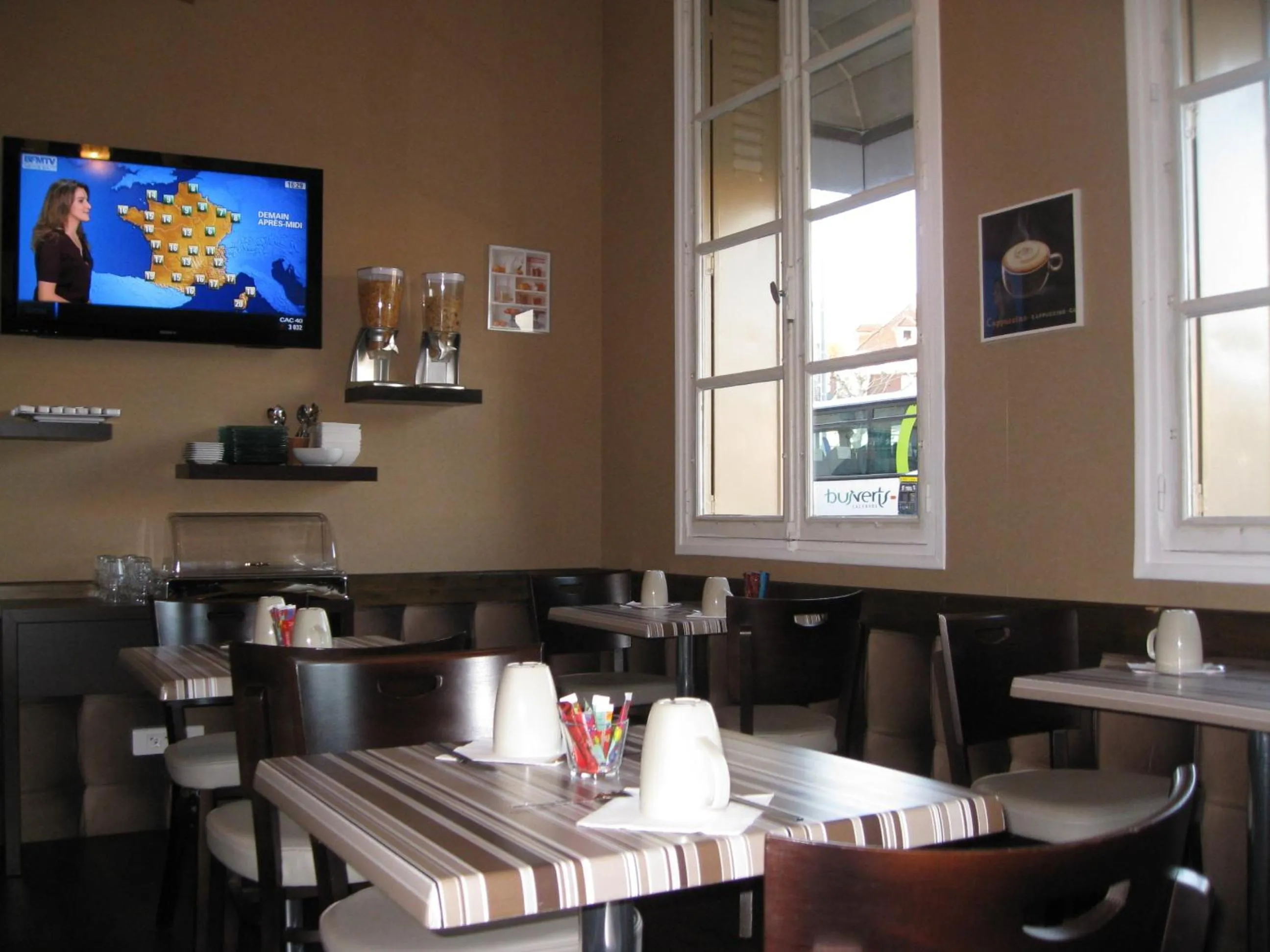 Restaurant/places to eat in Hotel De l'Univers