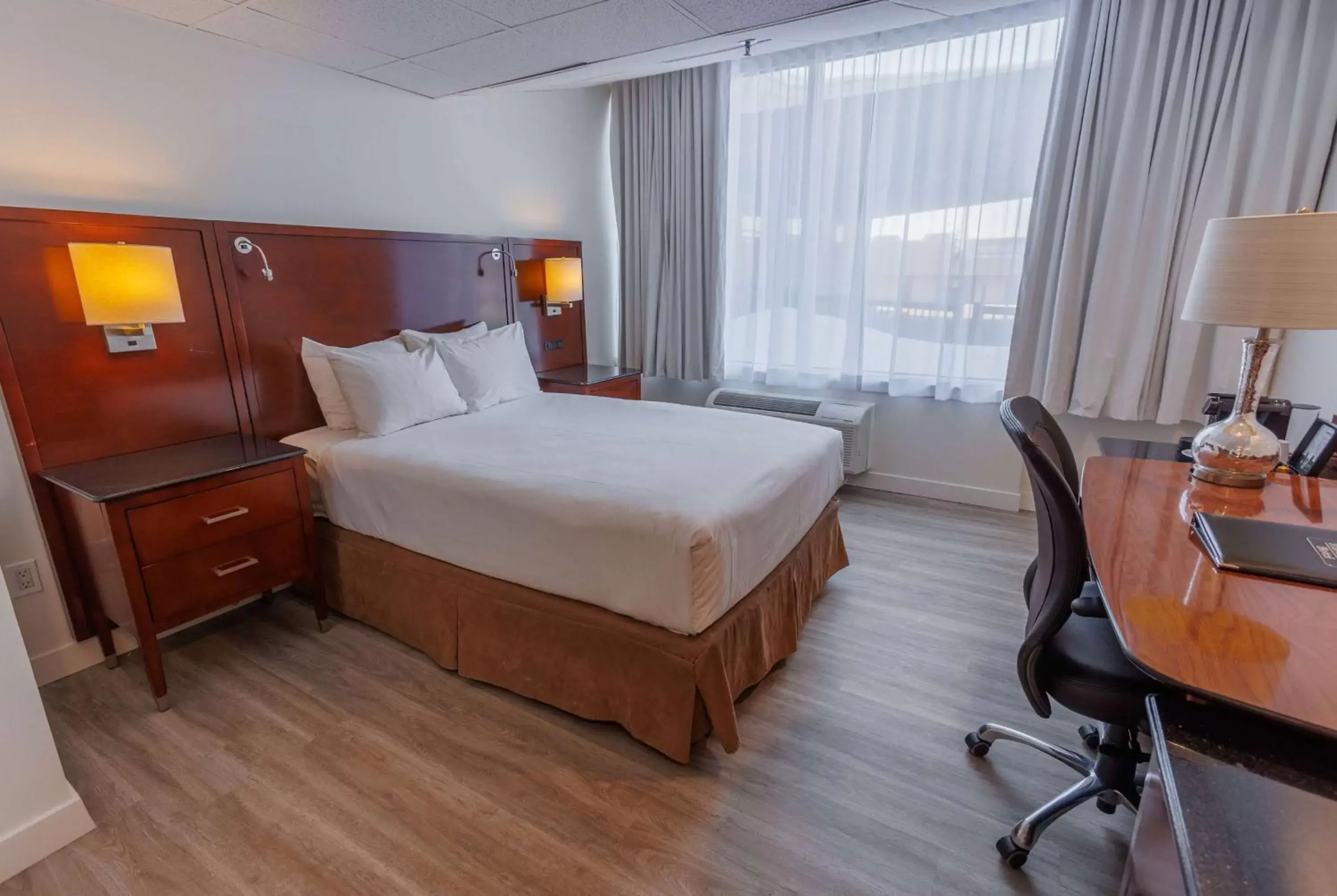 Photo of the whole room, Bed in Travelodge by Wyndham Quebec City Hotel & Convention Centre