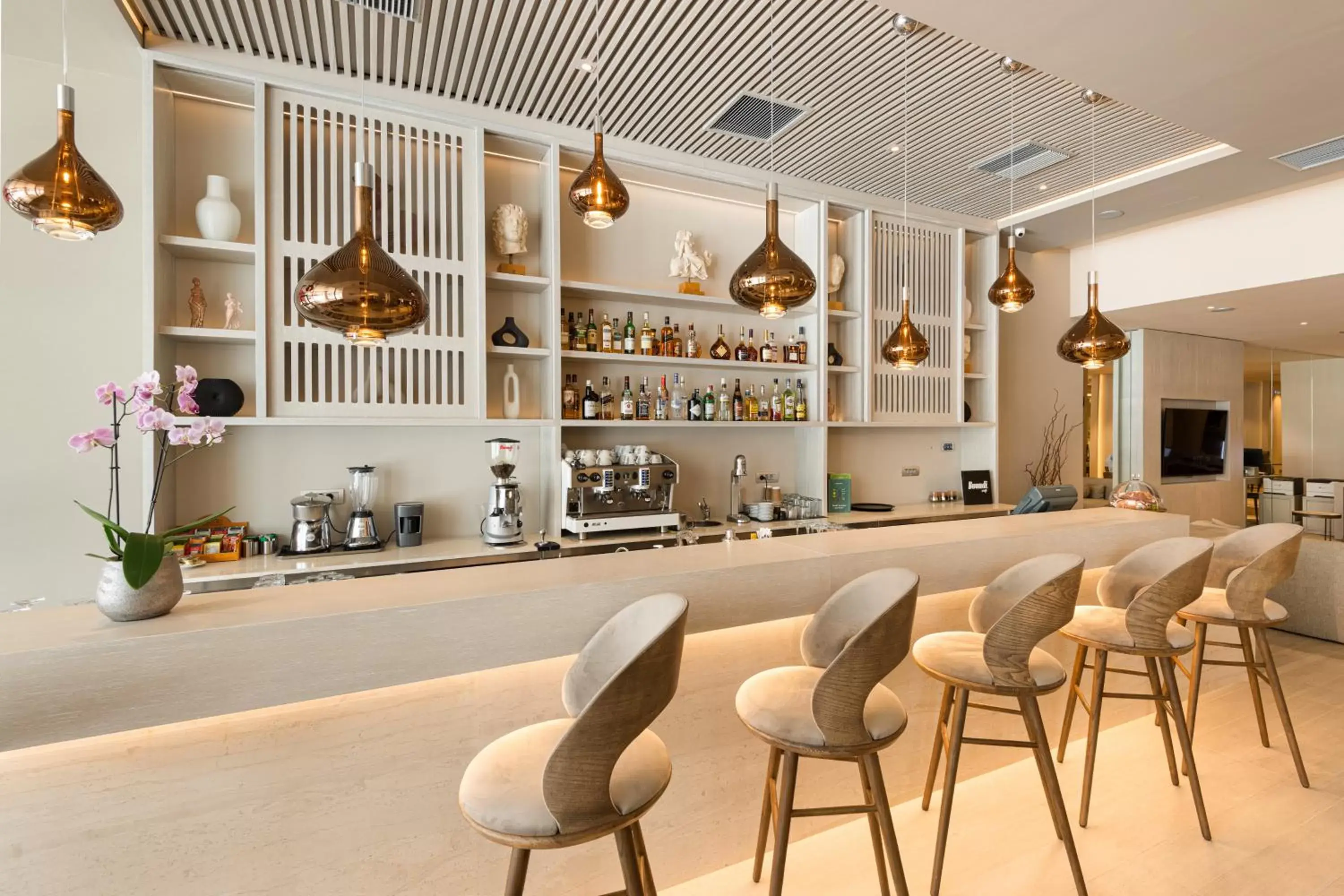 Lounge or bar, Lounge/Bar in Holiday Inn Thessaloniki, an IHG Hotel