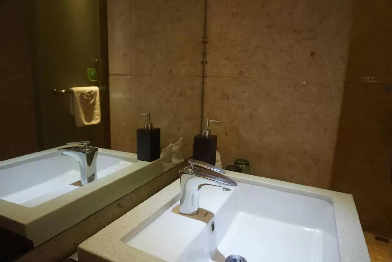 Bathroom in Paco Hotel Ouzhuang Metro Guangzhou-Free shuttle to Canton fair
