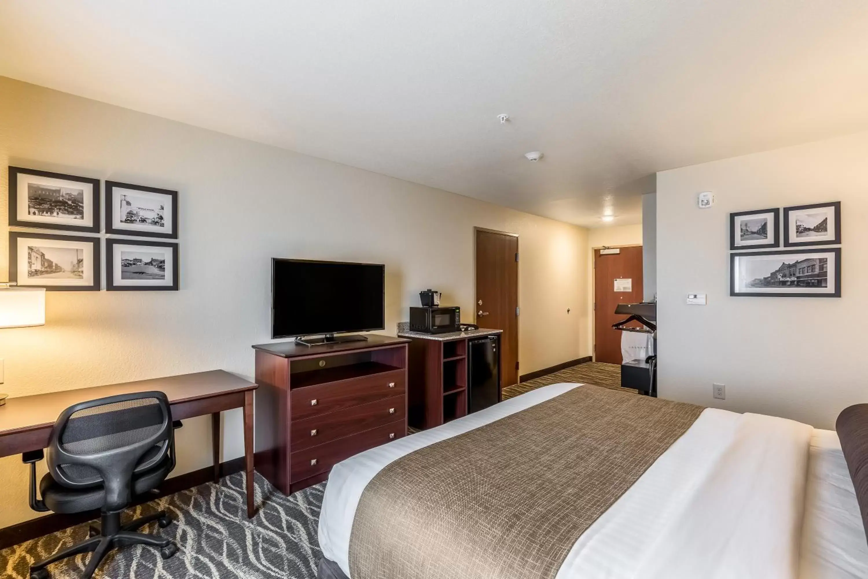 Bed, TV/Entertainment Center in Cobblestone Hotel & Suites Hartford
