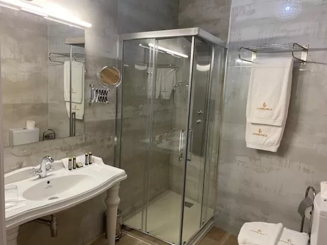 Shower in HOTEL CASABLANCA BOUTIQUE