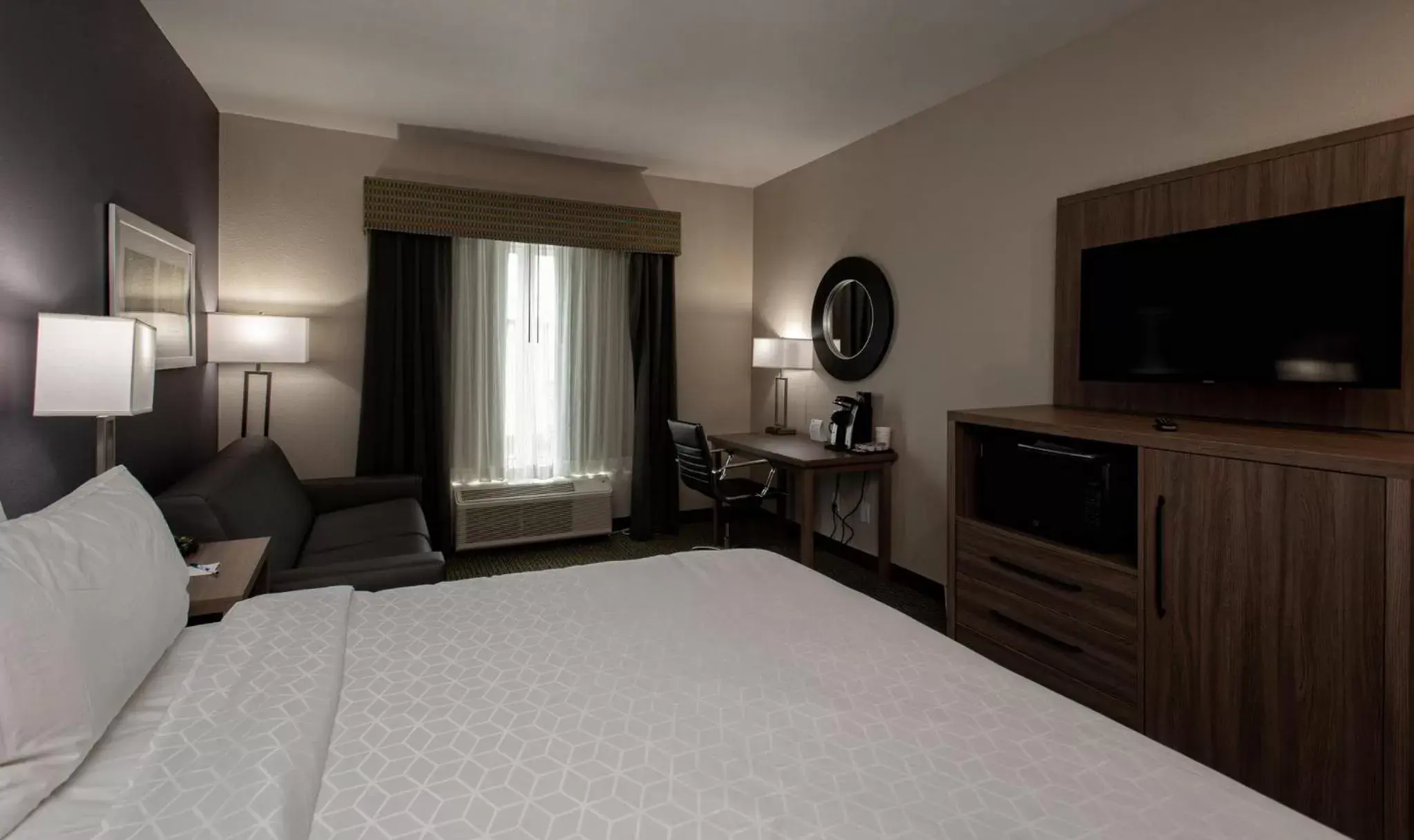 Photo of the whole room, TV/Entertainment Center in Holiday Inn Express Hotel and Suites Port Aransas/Beach Area, an IHG Hotel