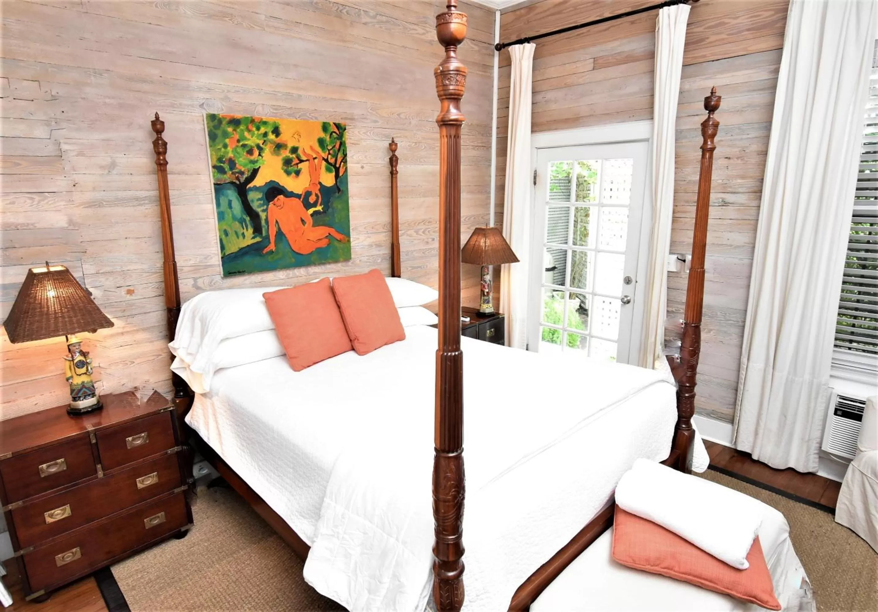 Bed in Simonton Court Historic Inn & Cottages