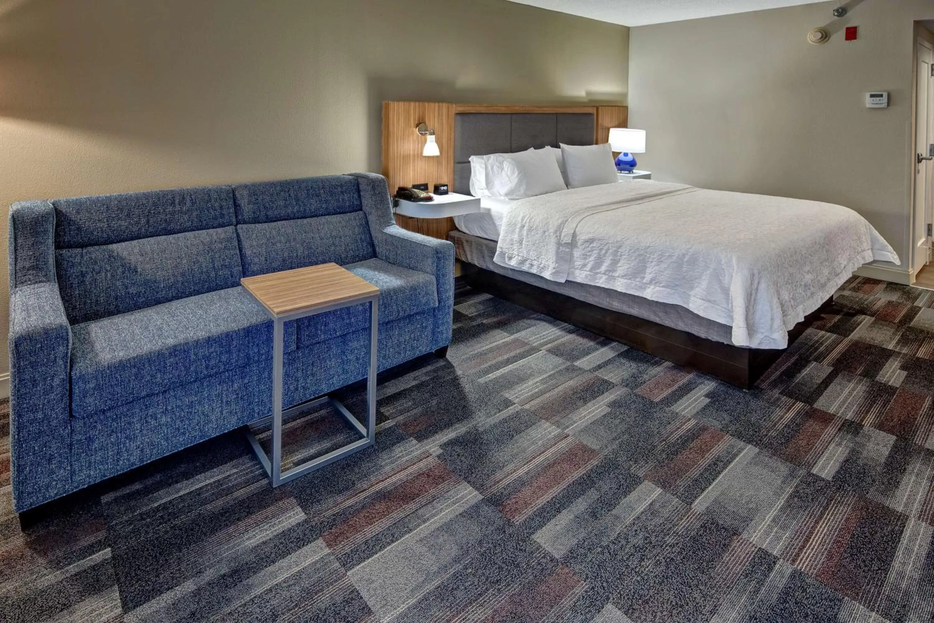 Living room, Bed in Hampton Inn Dumfries/Quantico Living room, Bed in Hampton Inn Dumfries/Quantico