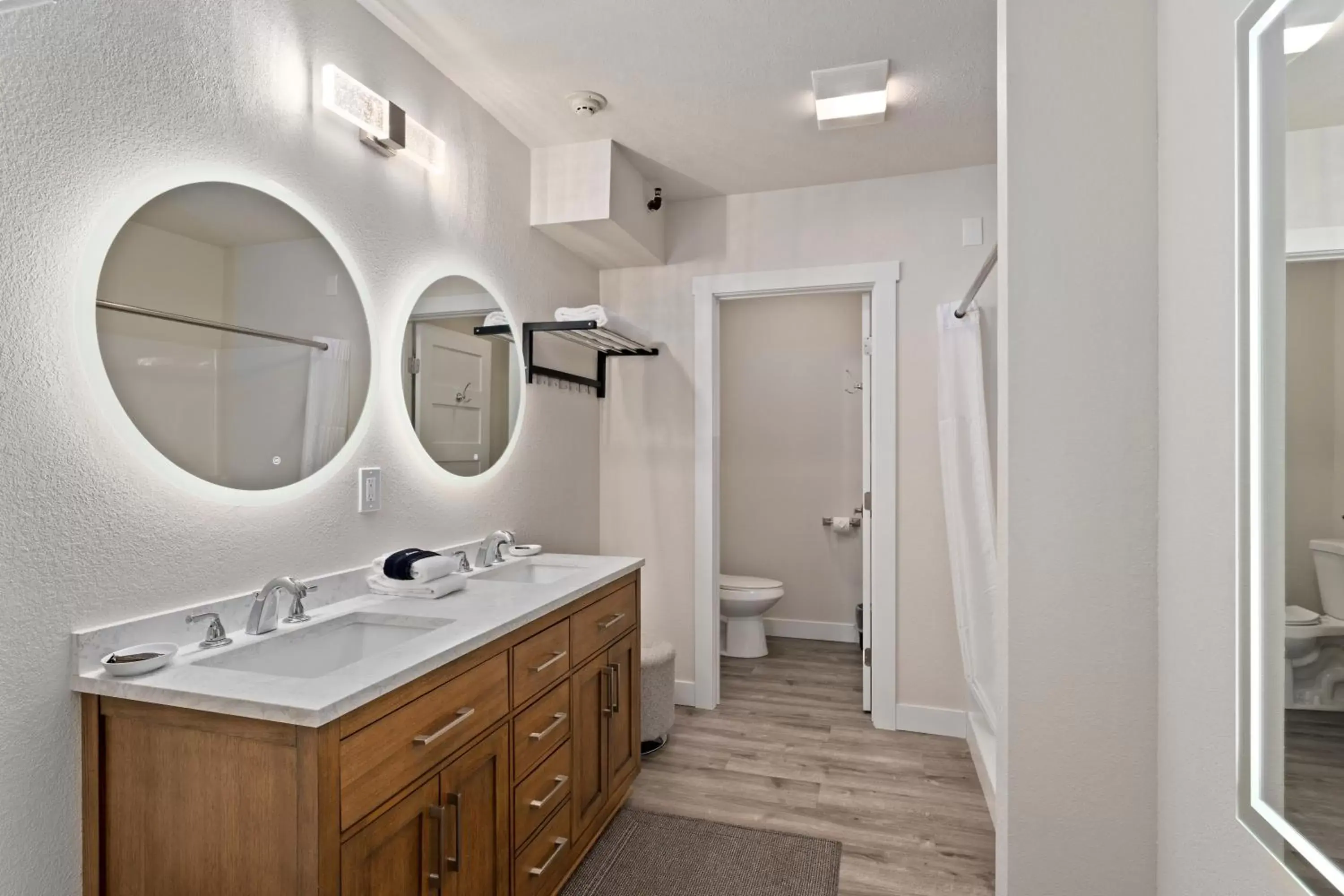 Bathroom in Cedar Street Hotel & Suites