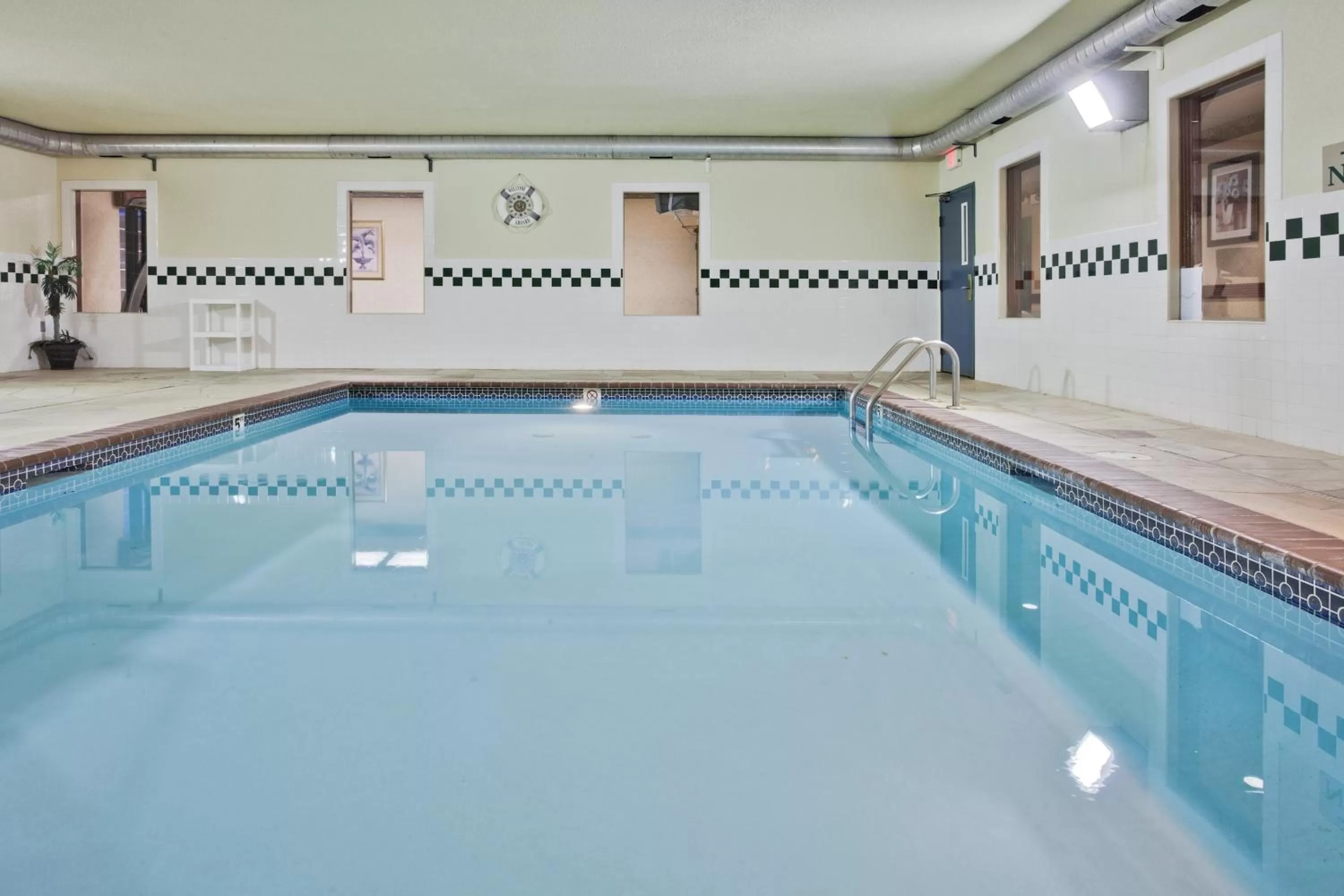 Swimming pool in Country Inn & Suites by Radisson, Hot Springs, AR