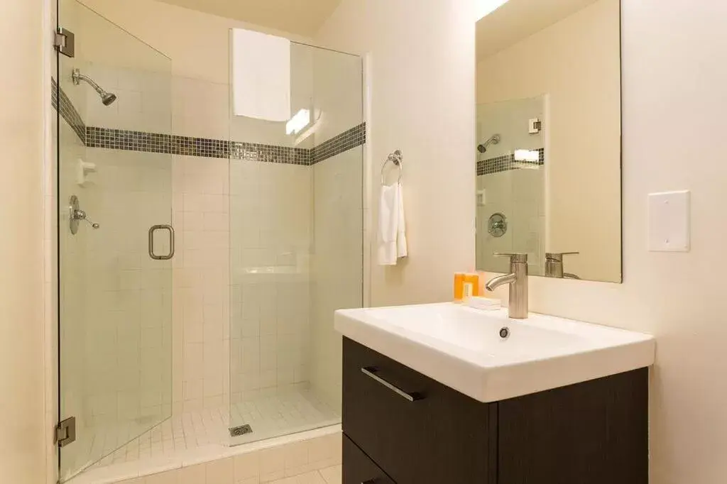 Bathroom in The Sea View Inn At The Beach