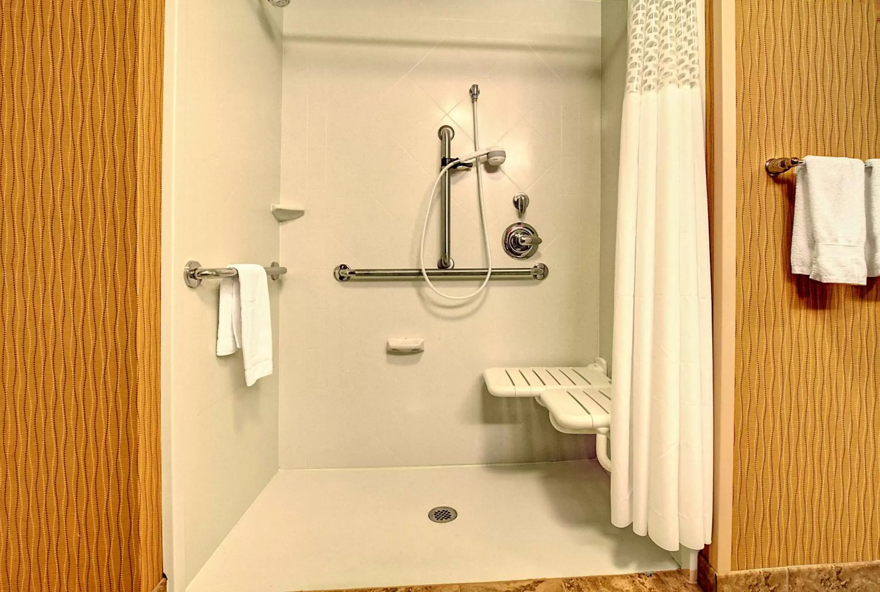 Bathroom in Hampton Inn By Hilton & Suites Rochester/Henrietta