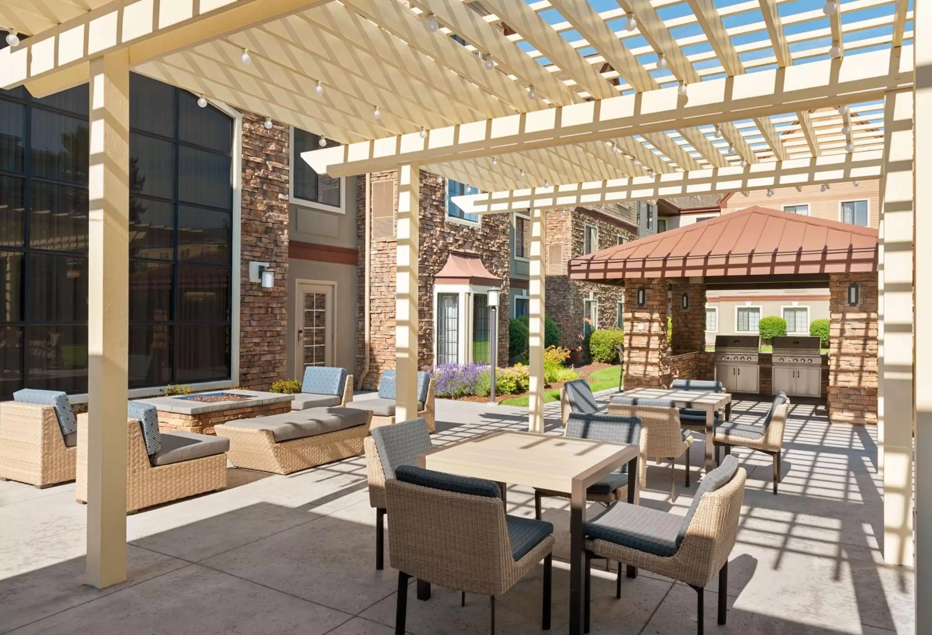 Inner courtyard view, Restaurant/Places to Eat in Homewood Suites by Hilton Portland Airport