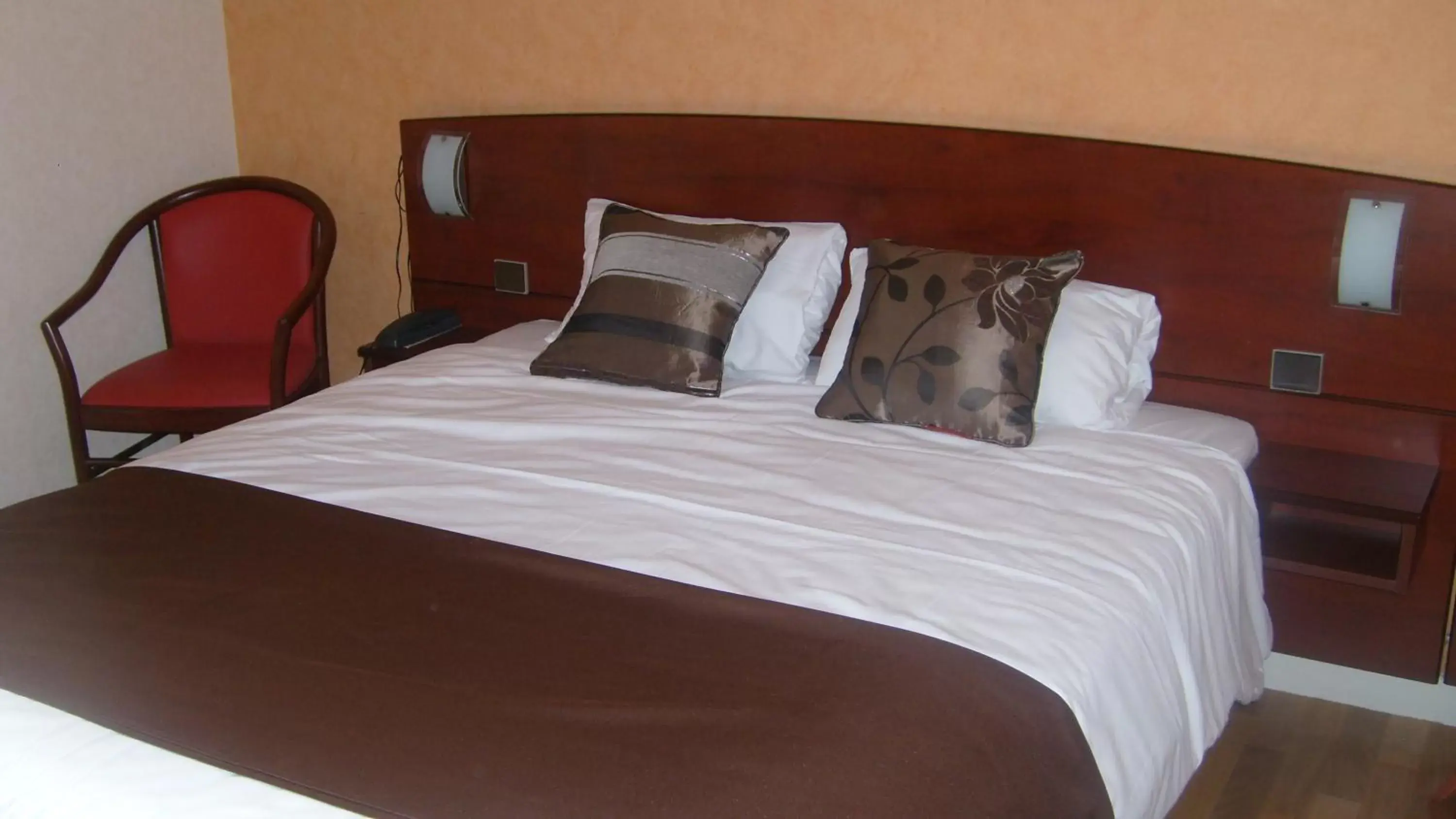 Bed in Cit'Hotel Saint Jacques