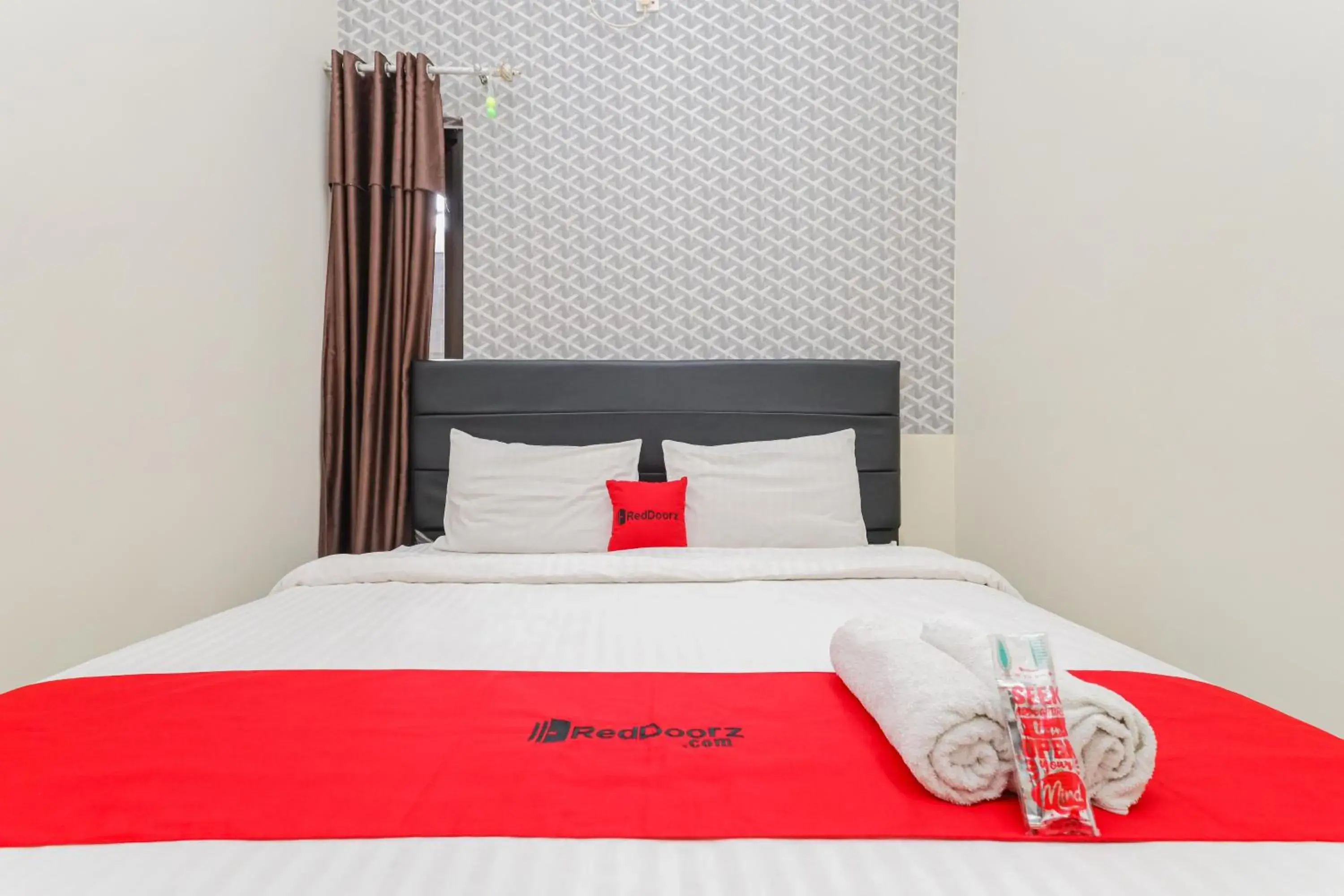 Bed in RedDoorz Syariah near Green Park Jatiwarna