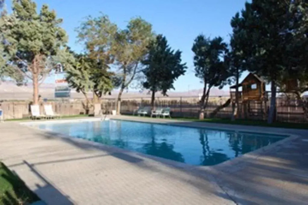 Day, Swimming Pool in Olancha RV Park and Motel